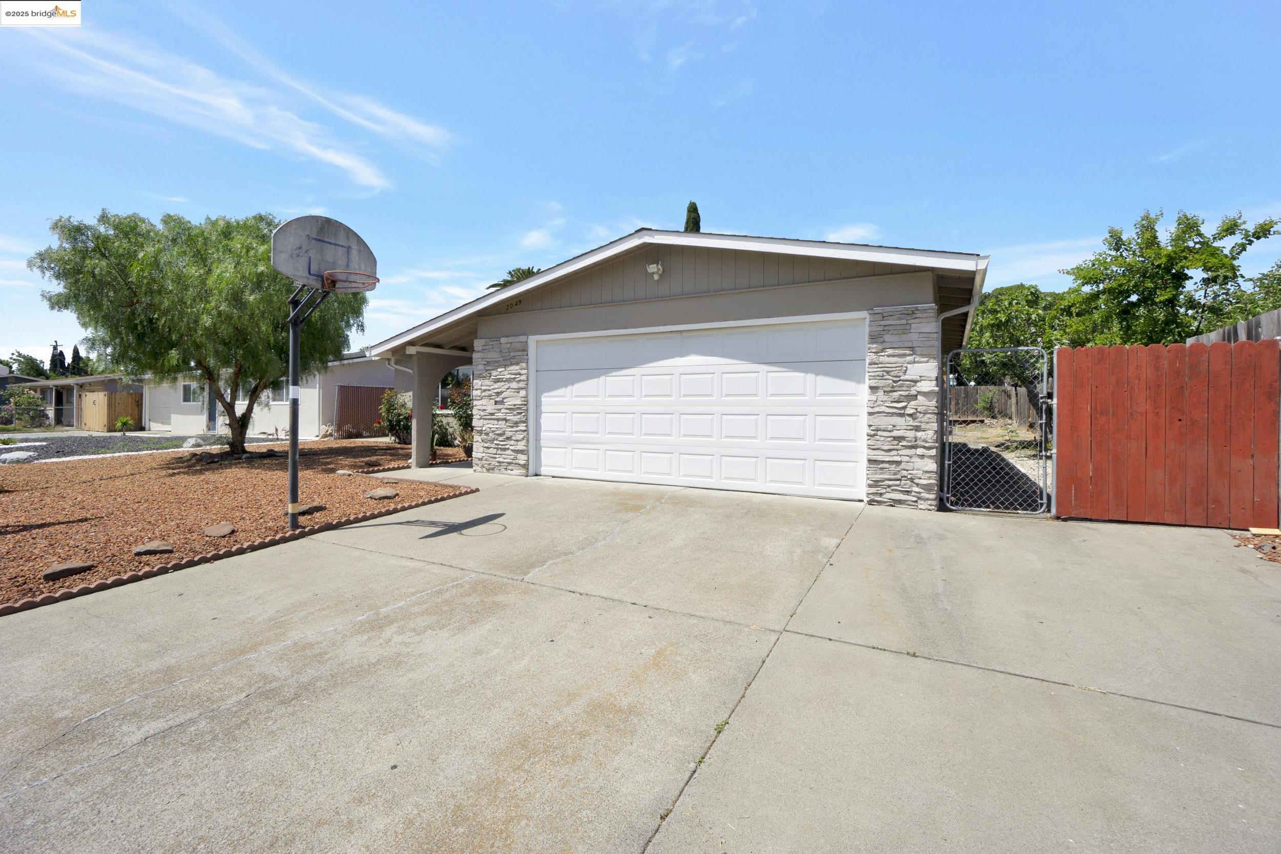 Detail Gallery Image 1 of 1 For 2049 Plum Tree Way, Fairfield,  CA 94533 - 3 Beds | 2 Baths