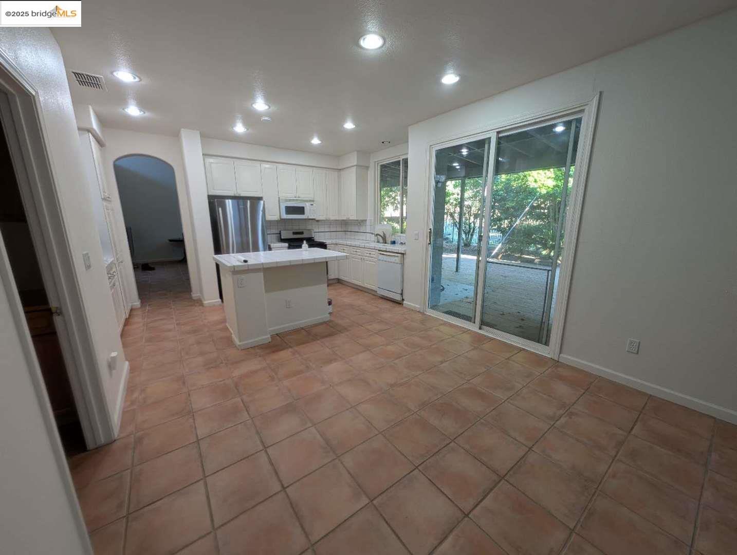 Detail Gallery Image 9 of 34 For 4224 Pinehurst Cir, Stockton,  CA 95219 - 3 Beds | 3 Baths