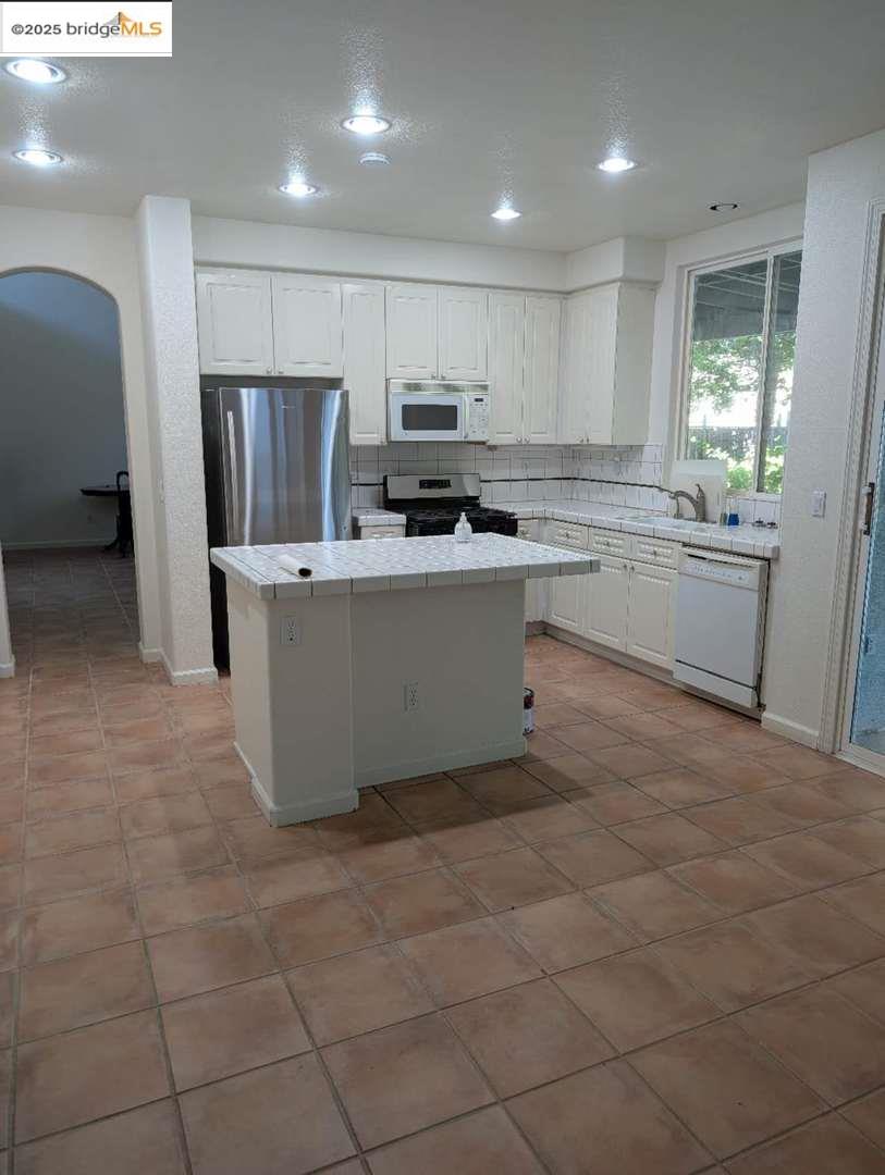 Detail Gallery Image 10 of 34 For 4224 Pinehurst Cir, Stockton,  CA 95219 - 3 Beds | 3 Baths