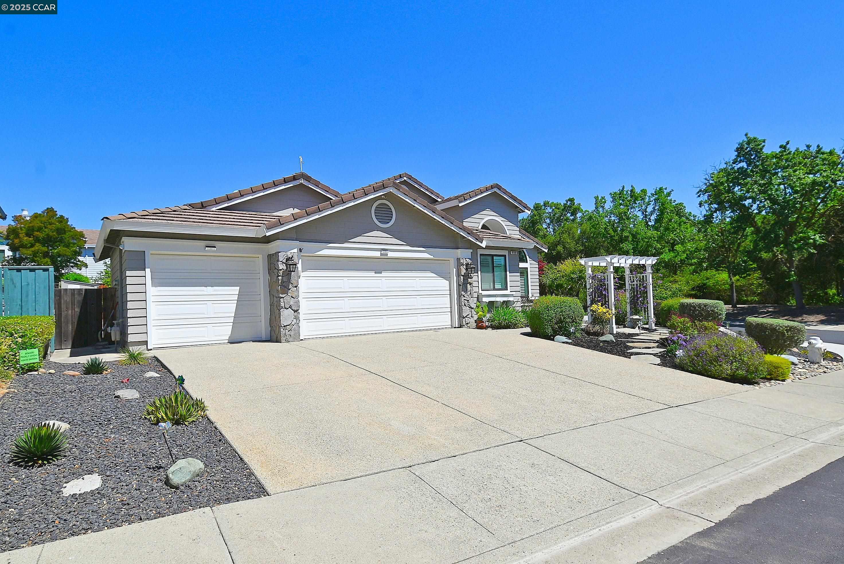 Detail Gallery Image 2 of 37 For 800 Beaver Creek Ct, San Ramon,  CA 94582 - 4 Beds | 2/1 Baths