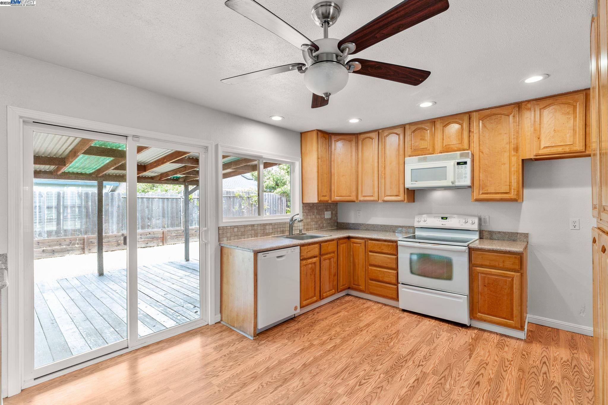 Detail Gallery Image 14 of 47 For 368 Helen Way, Livermore,  CA 94550 - 3 Beds | 2 Baths