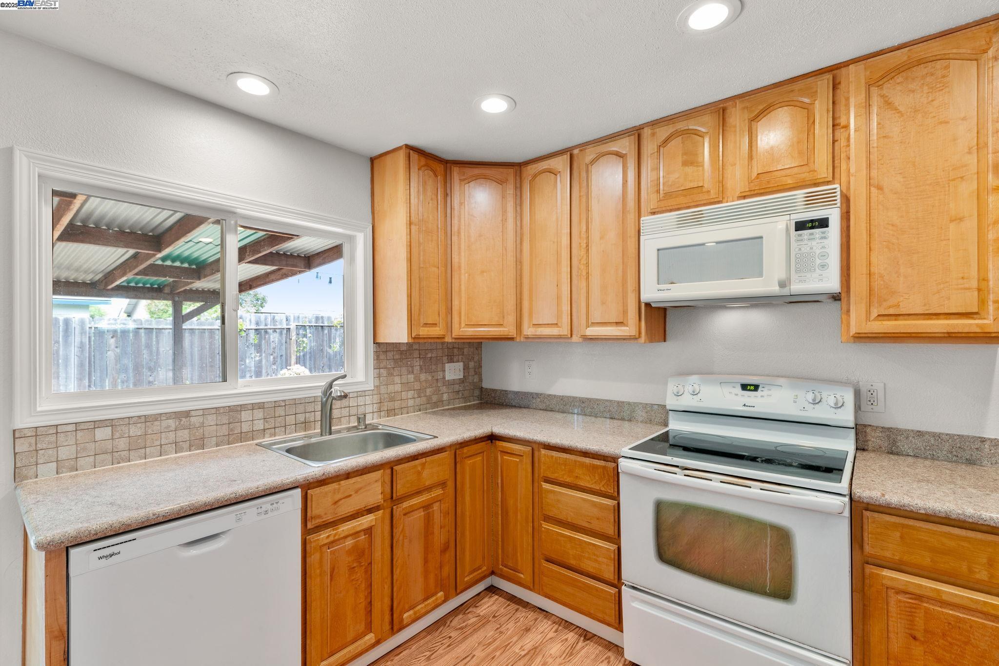 Detail Gallery Image 15 of 47 For 368 Helen Way, Livermore,  CA 94550 - 3 Beds | 2 Baths