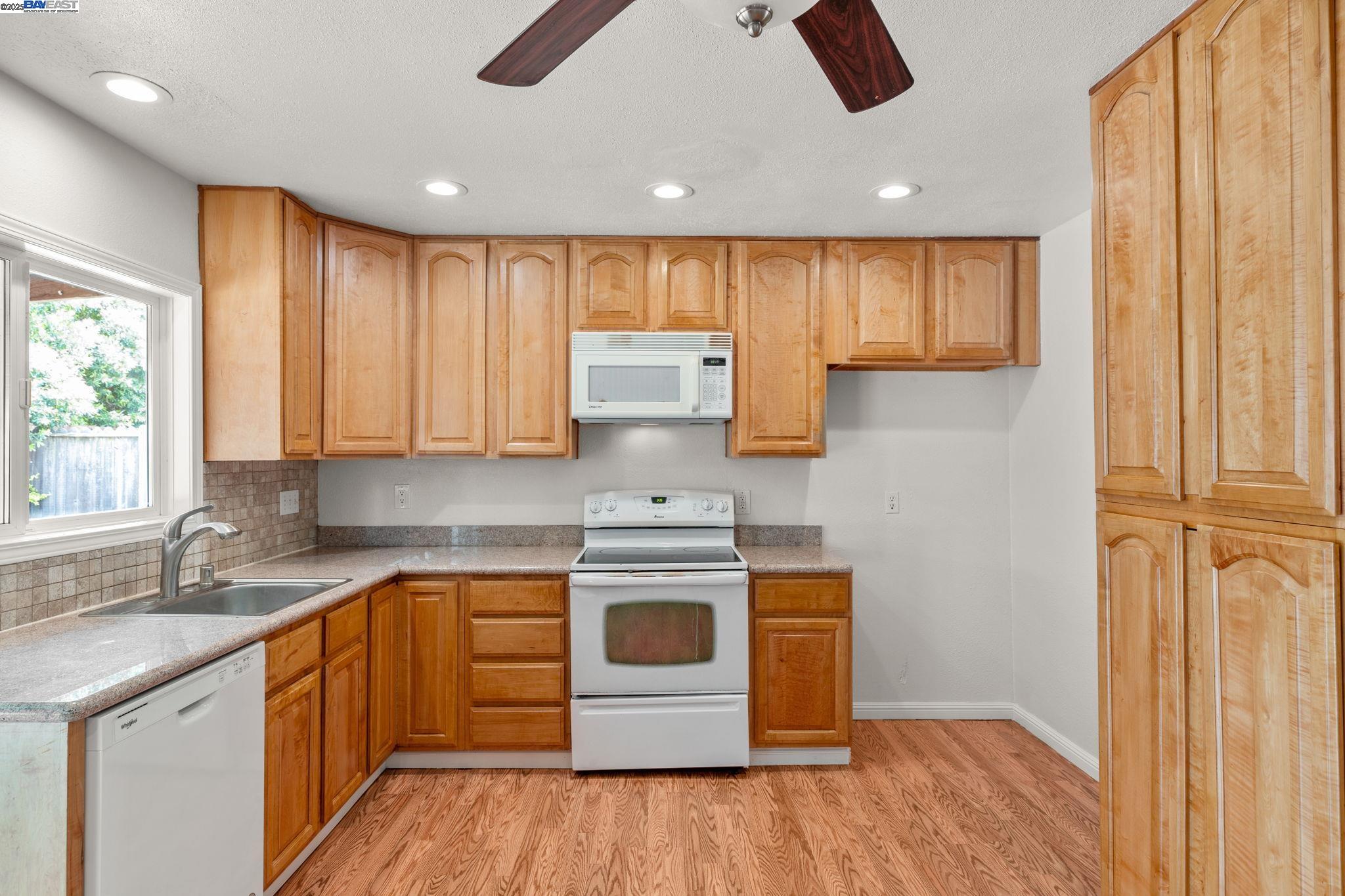 Detail Gallery Image 16 of 47 For 368 Helen Way, Livermore,  CA 94550 - 3 Beds | 2 Baths