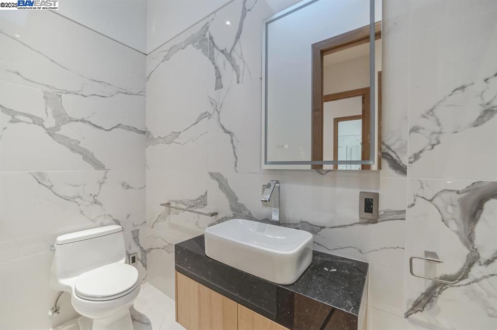 Detail Gallery Image 15 of 41 For 1208 Stanyan St, San Francisco,  CA 94117 - – Beds | – Baths