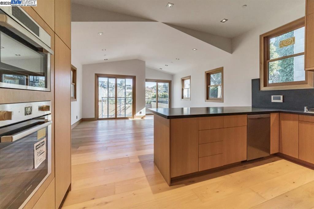 Detail Gallery Image 3 of 41 For 1208 Stanyan St, San Francisco,  CA 94117 - – Beds | – Baths