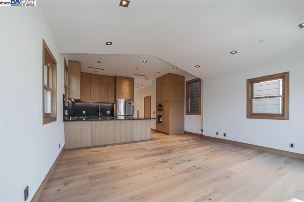 Detail Gallery Image 5 of 41 For 1208 Stanyan St, San Francisco,  CA 94117 - – Beds | – Baths