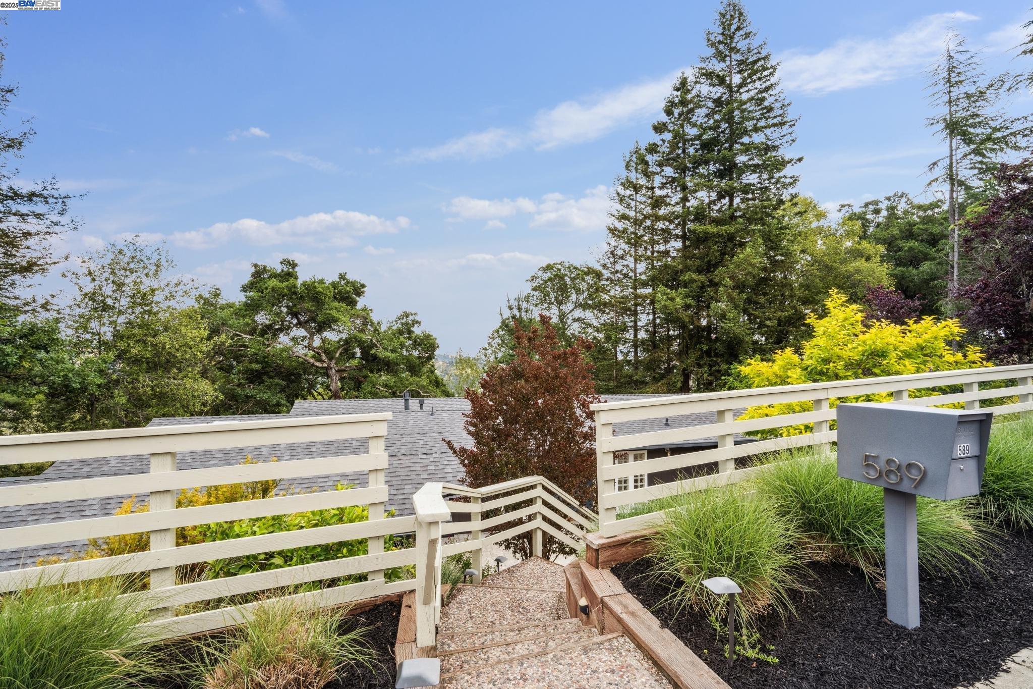 Detail Gallery Image 8 of 60 For 589 Tahos Road, Orinda,  CA 94563 - 4 Beds | 2/1 Baths