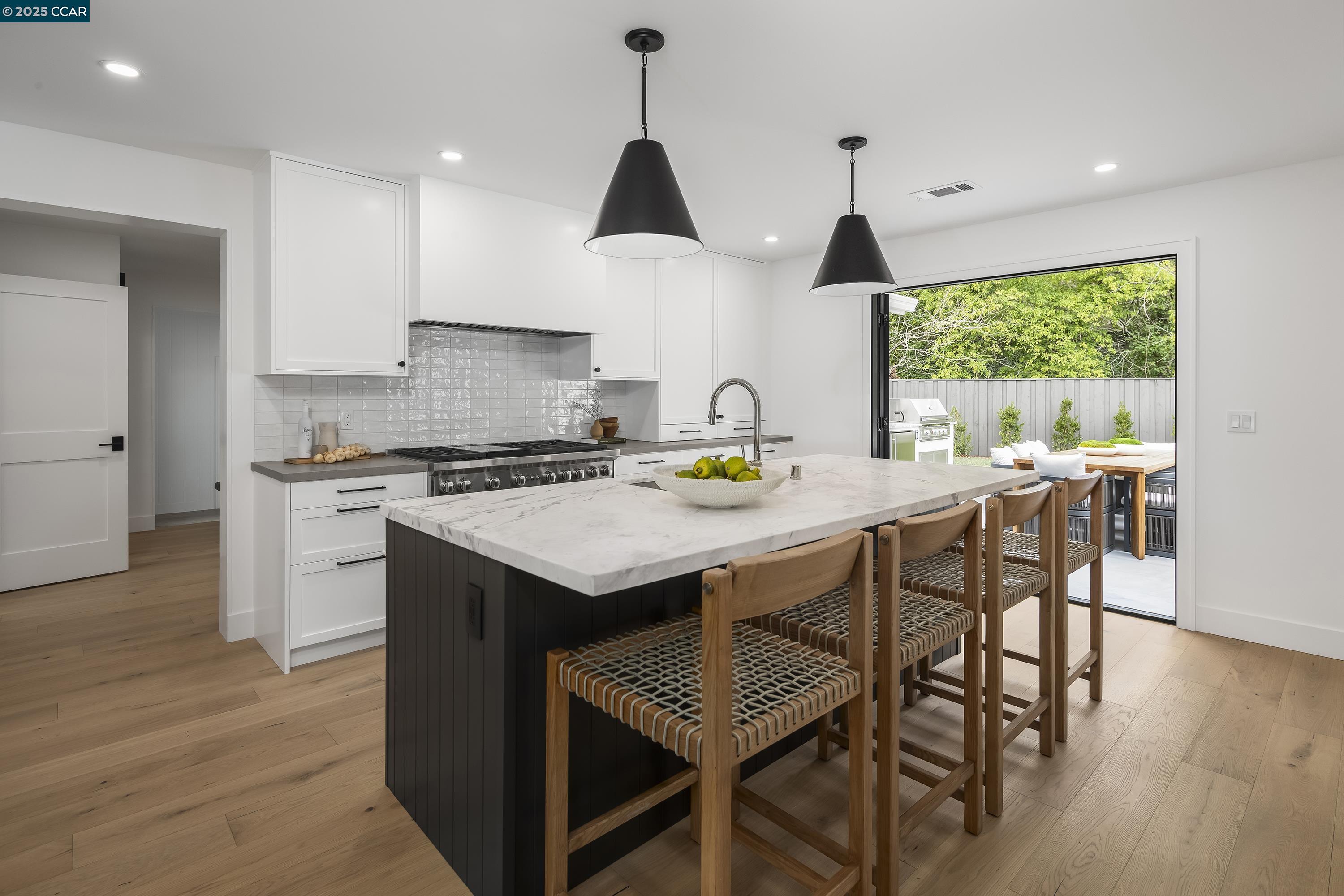Detail Gallery Image 11 of 38 For 181 Lombardy Lane, Orinda,  CA 94563-1125 - 5 Beds | 4/1 Baths