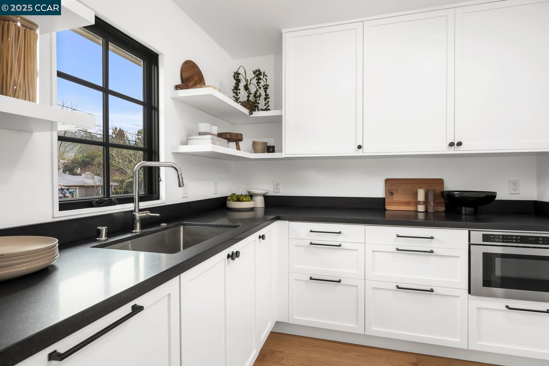 Detail Gallery Image 13 of 38 For 181 Lombardy Lane, Orinda,  CA 94563-1125 - 5 Beds | 4/1 Baths