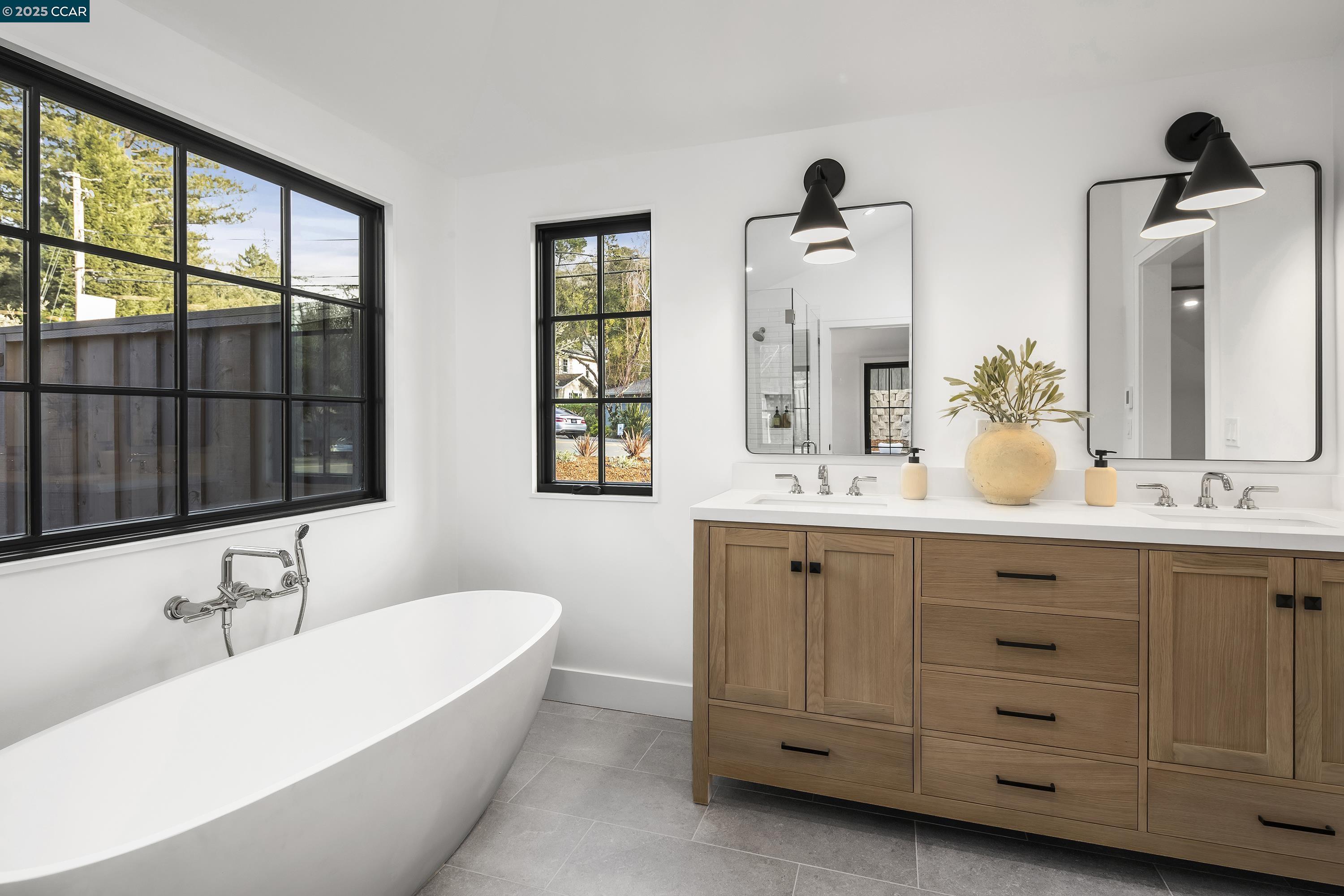 Detail Gallery Image 18 of 38 For 181 Lombardy Lane, Orinda,  CA 94563-1125 - 5 Beds | 4/1 Baths