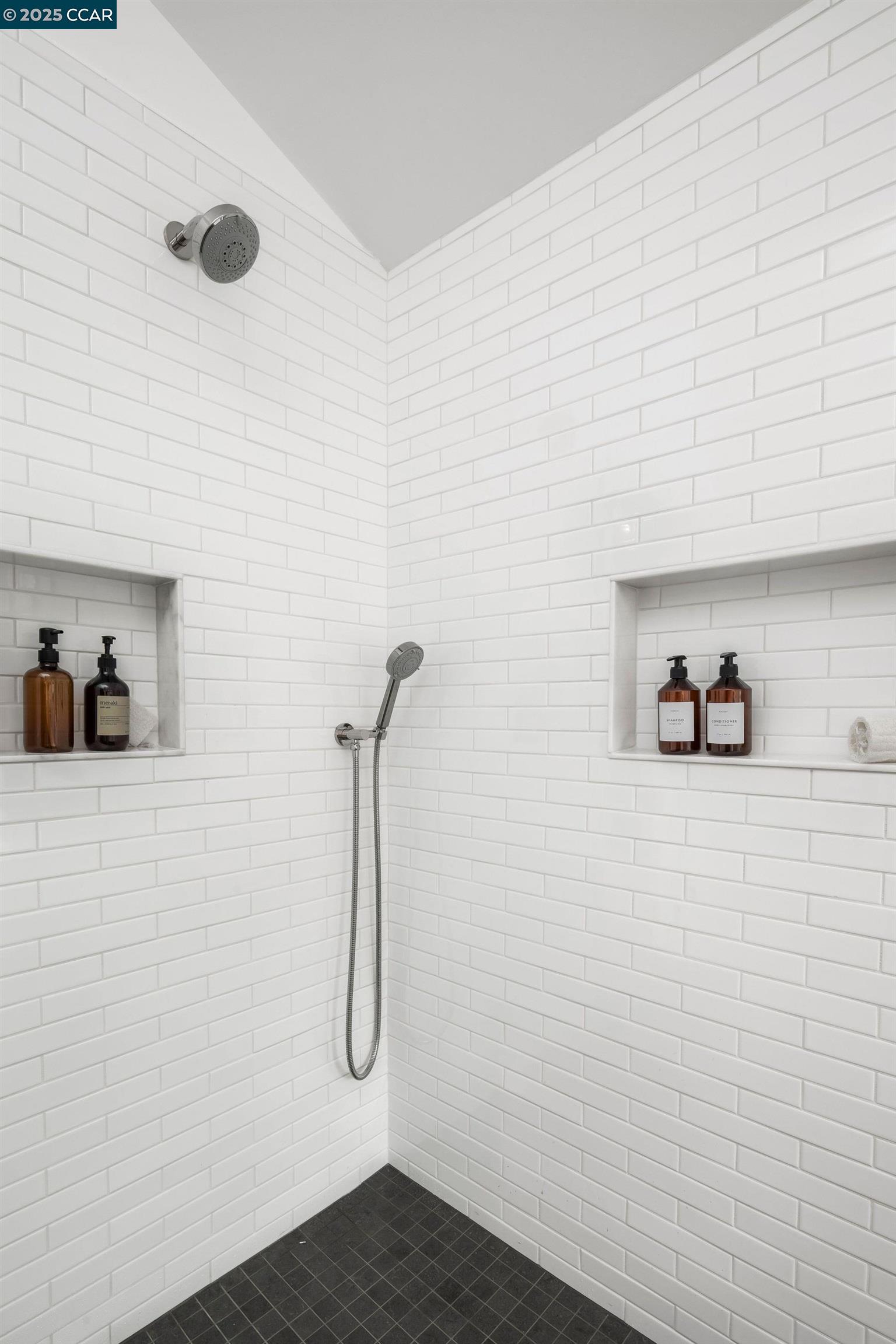 Detail Gallery Image 19 of 38 For 181 Lombardy Lane, Orinda,  CA 94563-1125 - 5 Beds | 4/1 Baths