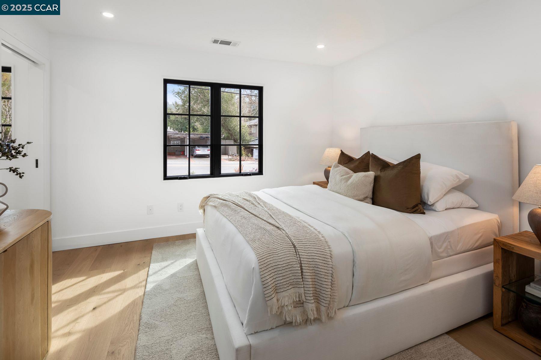 Detail Gallery Image 24 of 38 For 181 Lombardy Lane, Orinda,  CA 94563-1125 - 5 Beds | 4/1 Baths