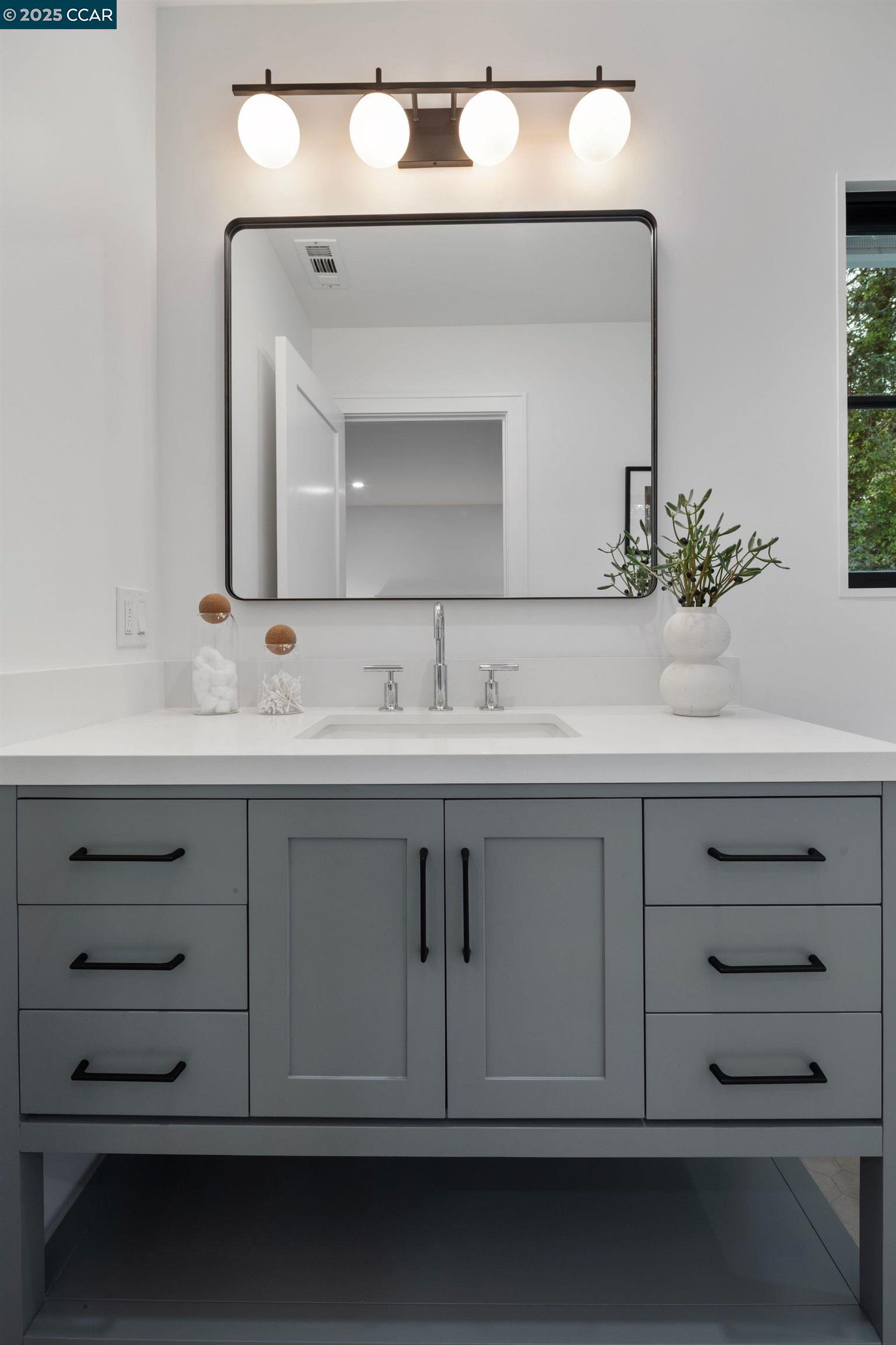 Detail Gallery Image 29 of 38 For 181 Lombardy Lane, Orinda,  CA 94563-1125 - 5 Beds | 4/1 Baths