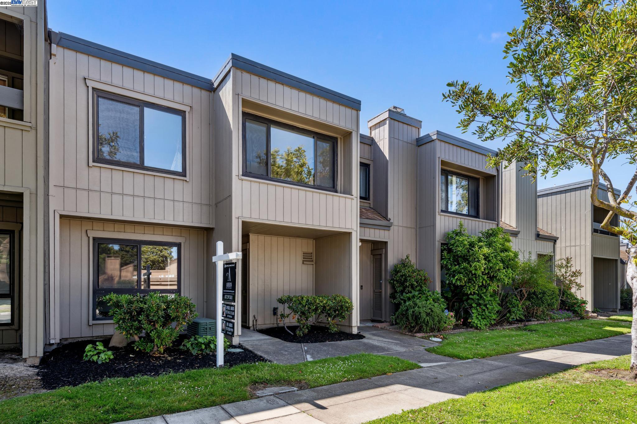 Detail Gallery Image 2 of 47 For 1142 Holly St, Alameda,  CA 94502 - 3 Beds | 2/1 Baths