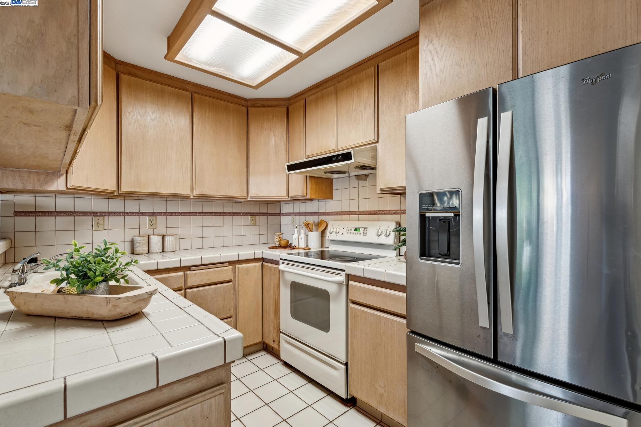 Detail Gallery Image 13 of 47 For 1142 Holly St, Alameda,  CA 94502 - 3 Beds | 2/1 Baths