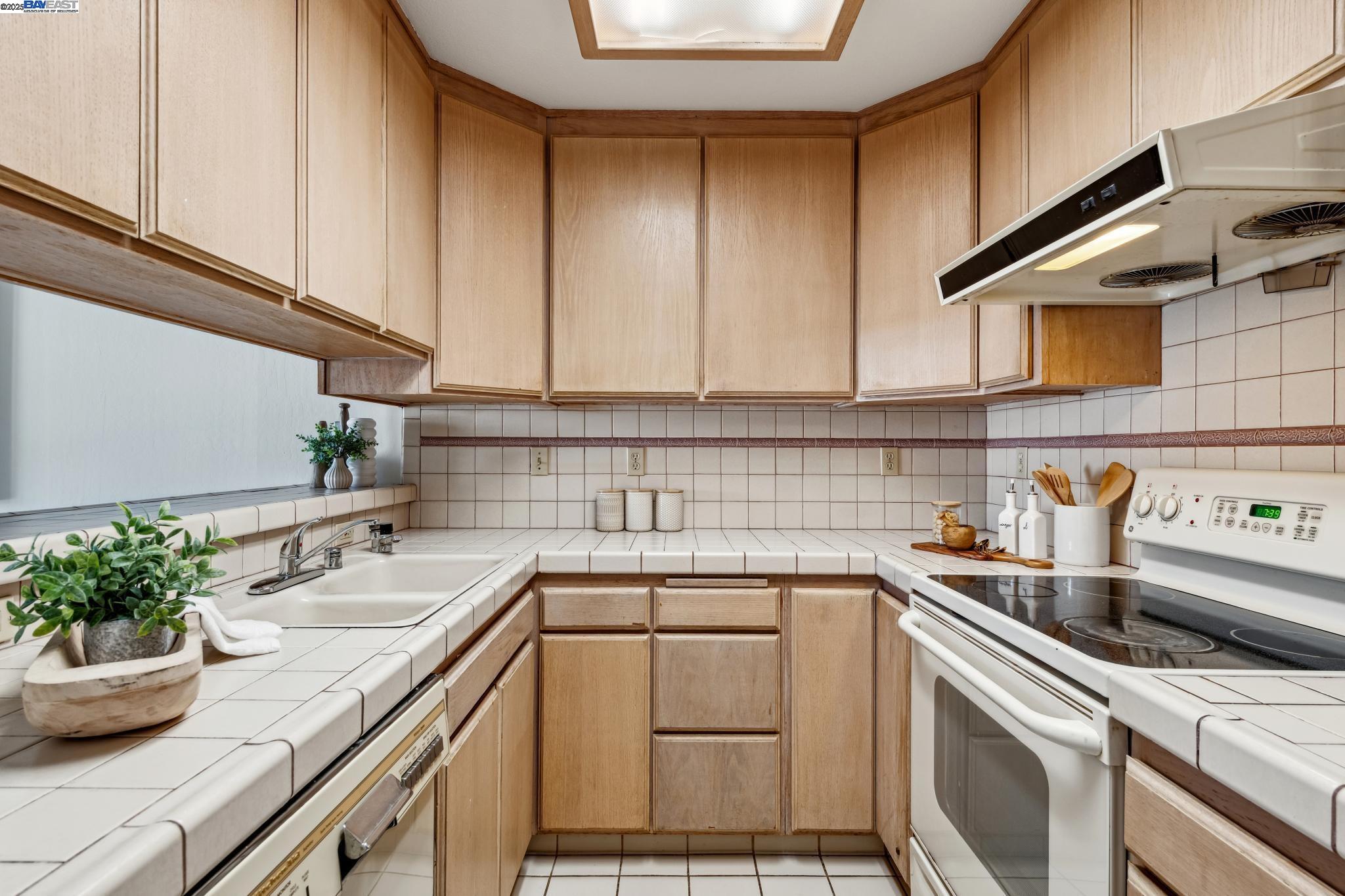 Detail Gallery Image 14 of 47 For 1142 Holly St, Alameda,  CA 94502 - 3 Beds | 2/1 Baths