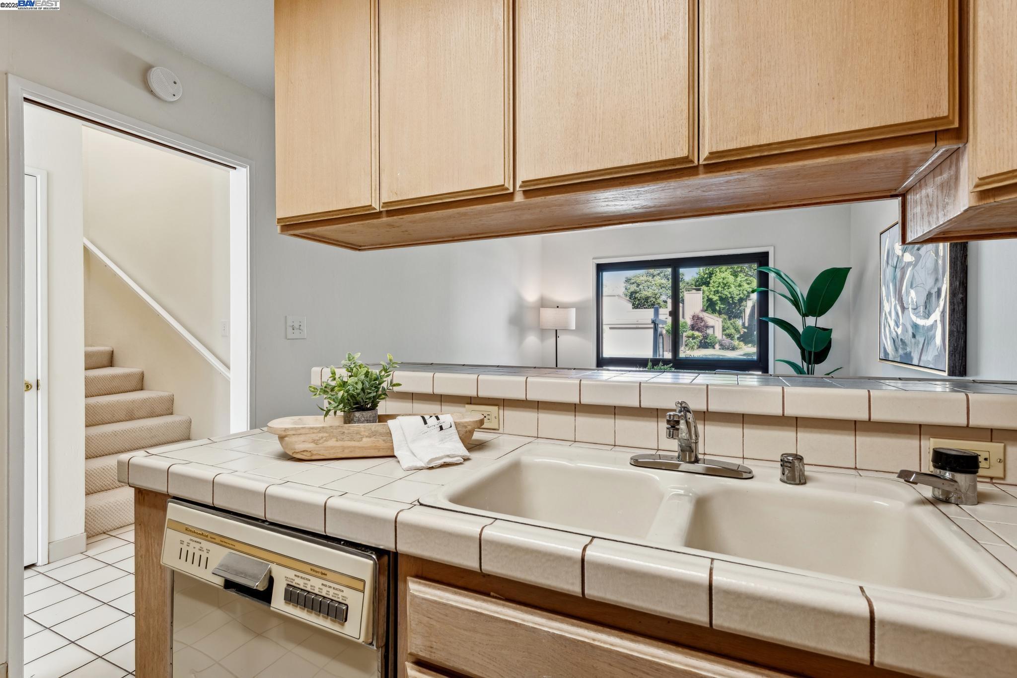 Detail Gallery Image 15 of 47 For 1142 Holly St, Alameda,  CA 94502 - 3 Beds | 2/1 Baths