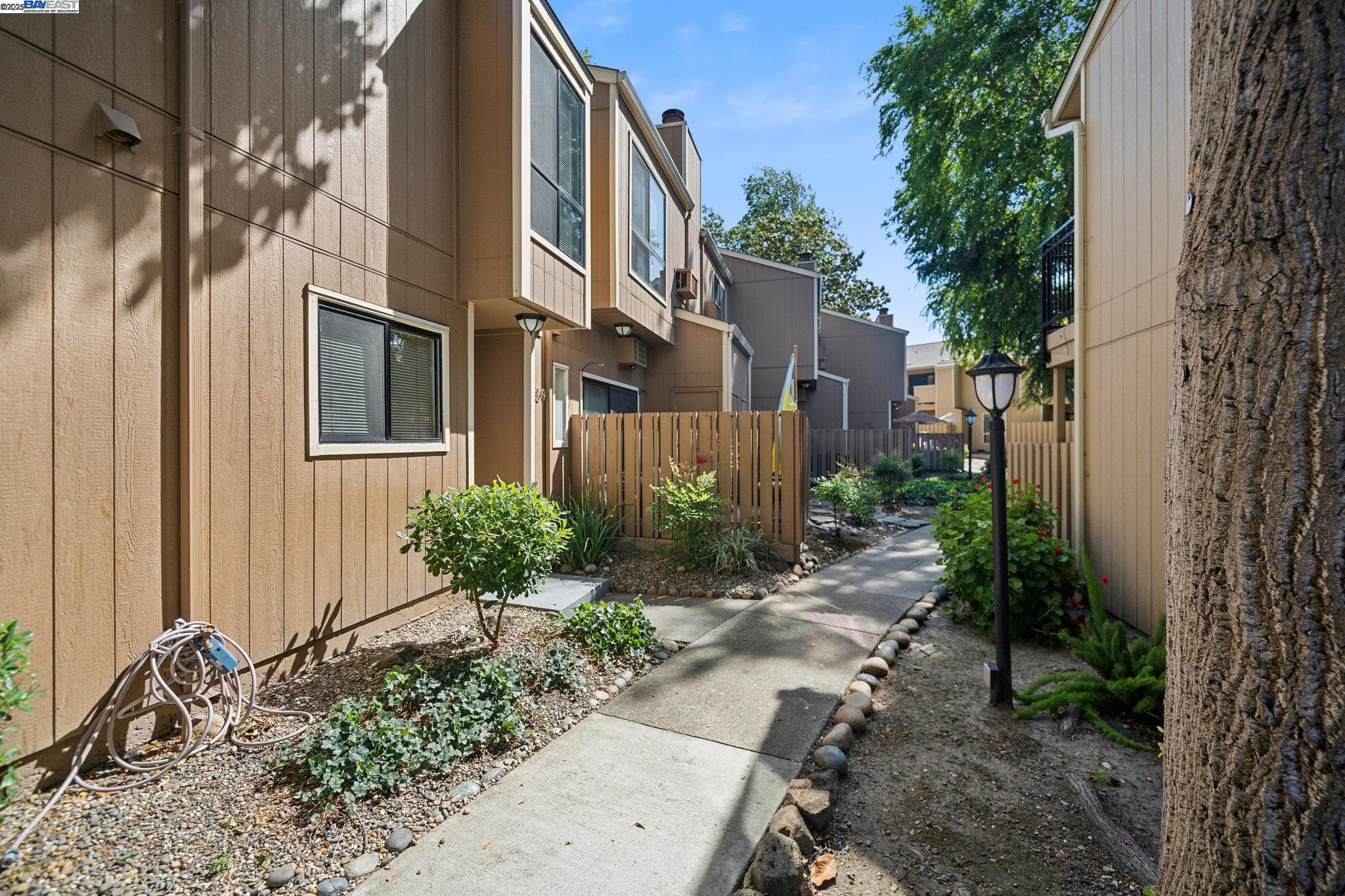 Detail Gallery Image 2 of 32 For 8985 Alcosta Blvd #159,  San Ramon,  CA 94583 - 2 Beds | 2/1 Baths