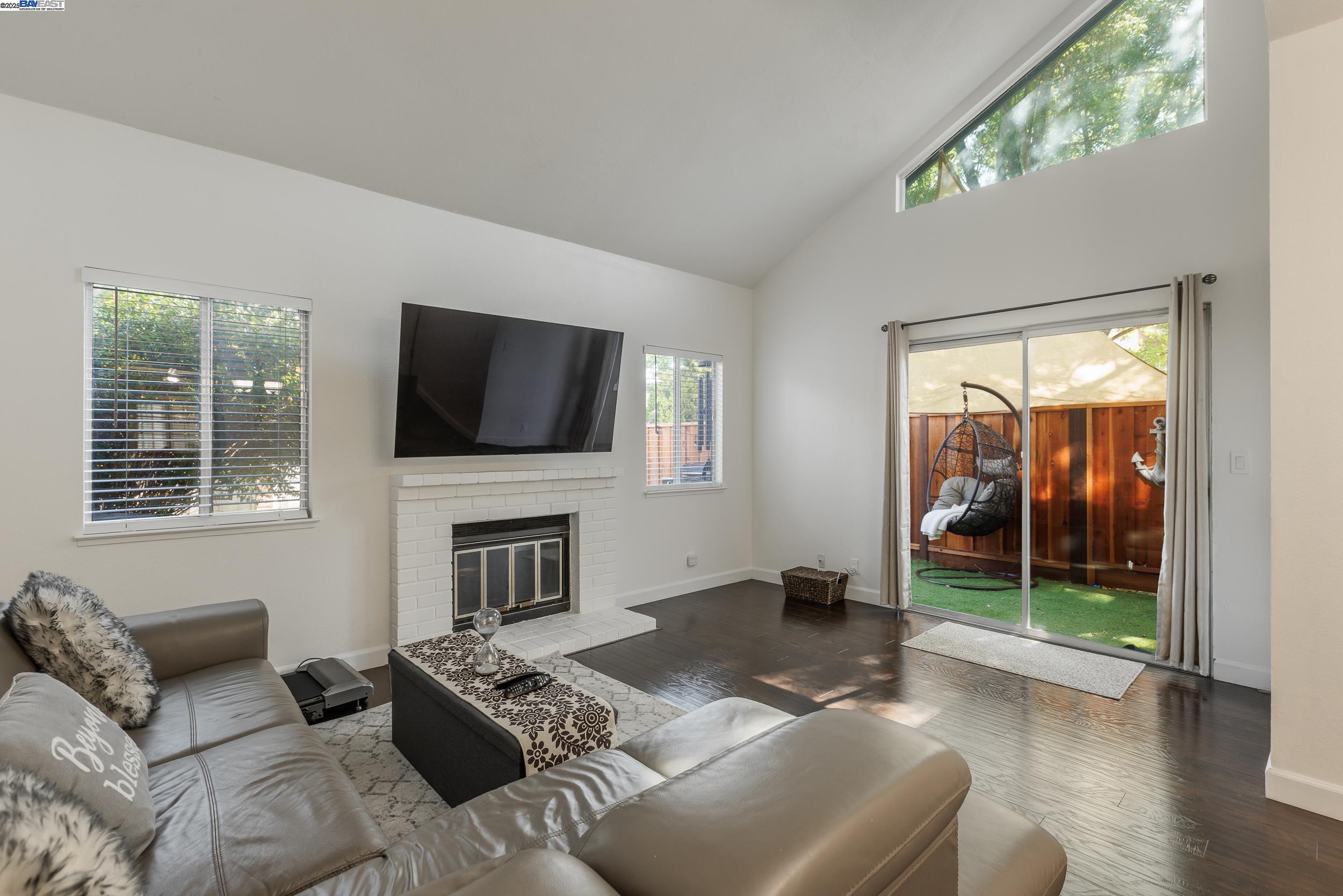 Detail Gallery Image 1 of 20 For 286 Birch Creek Dr, Pleasanton,  CA 94566 - 2 Beds | 2 Baths