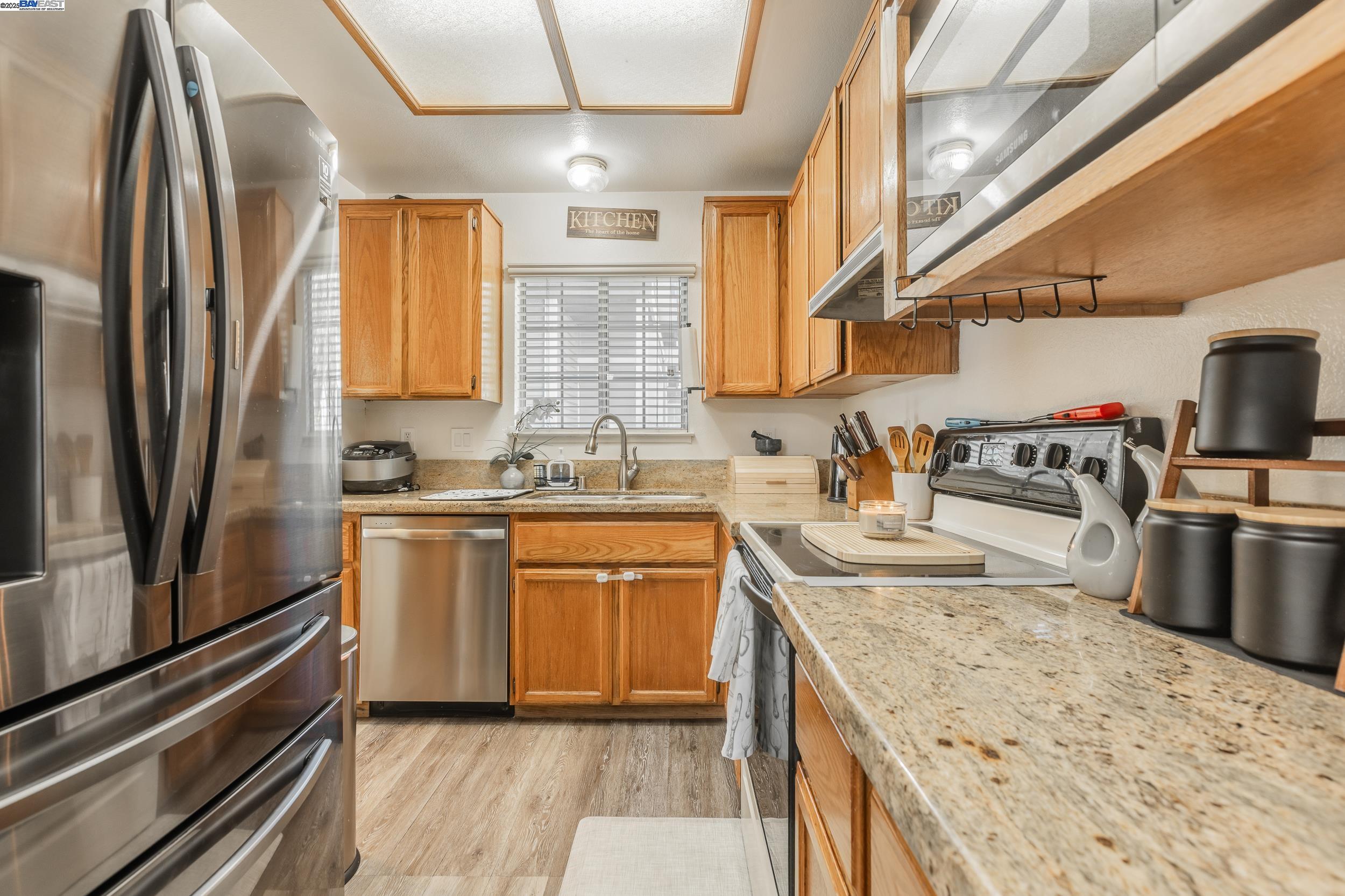 Detail Gallery Image 4 of 20 For 286 Birch Creek Dr, Pleasanton,  CA 94566 - 2 Beds | 2 Baths