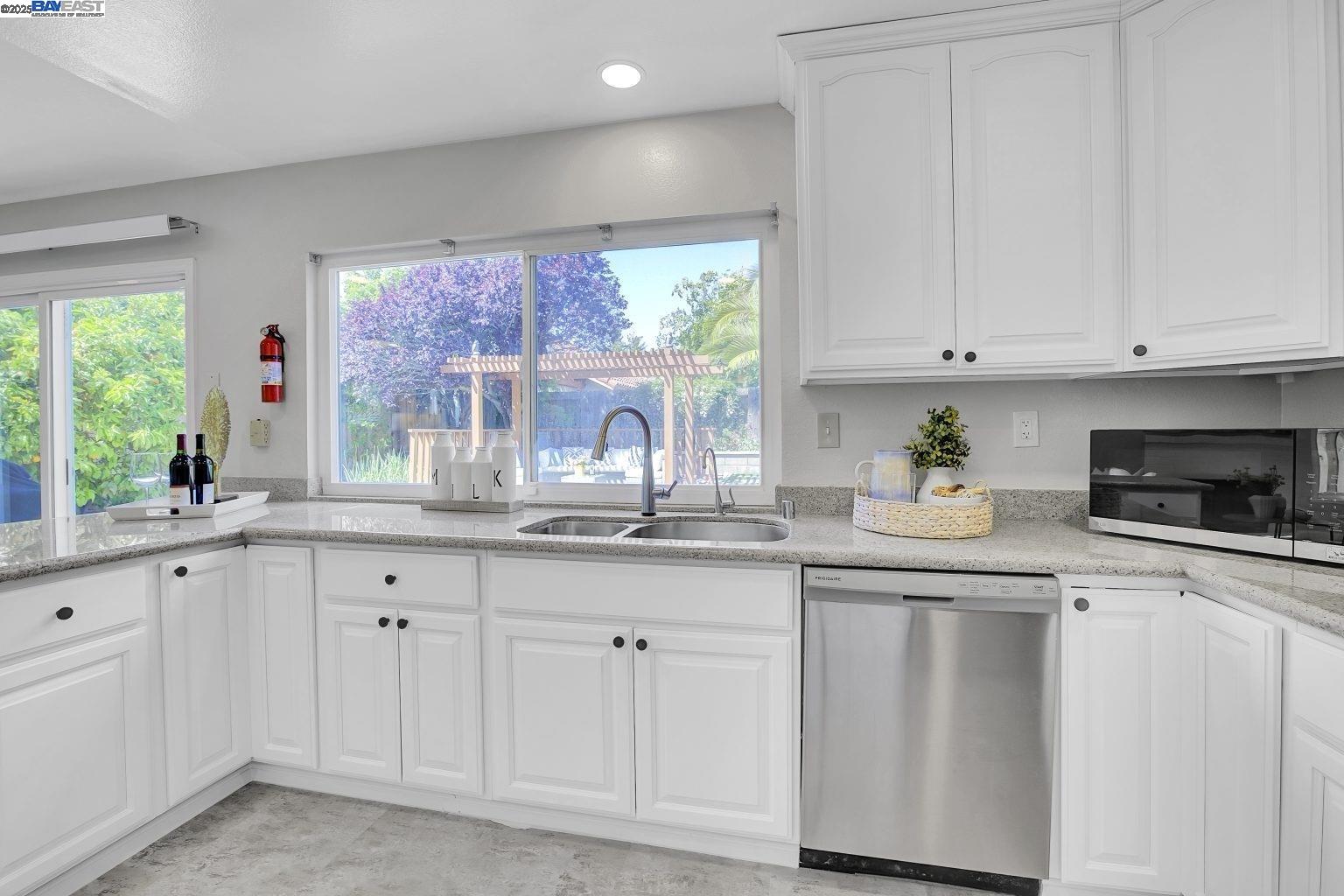 Detail Gallery Image 6 of 29 For 33019 Brockway St, Union City,  CA 94587 - 4 Beds | 2/1 Baths