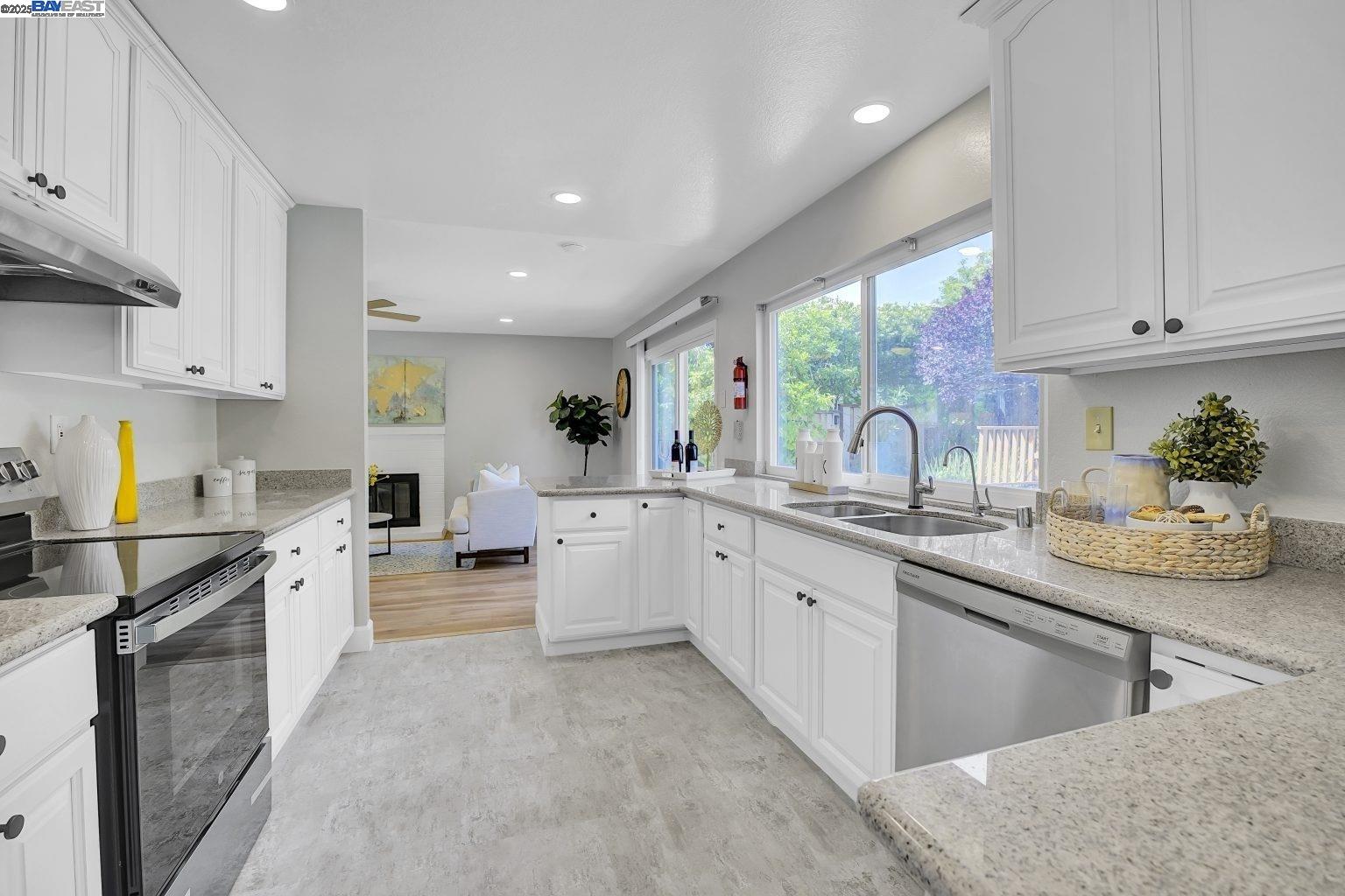 Detail Gallery Image 7 of 29 For 33019 Brockway St, Union City,  CA 94587 - 4 Beds | 2/1 Baths