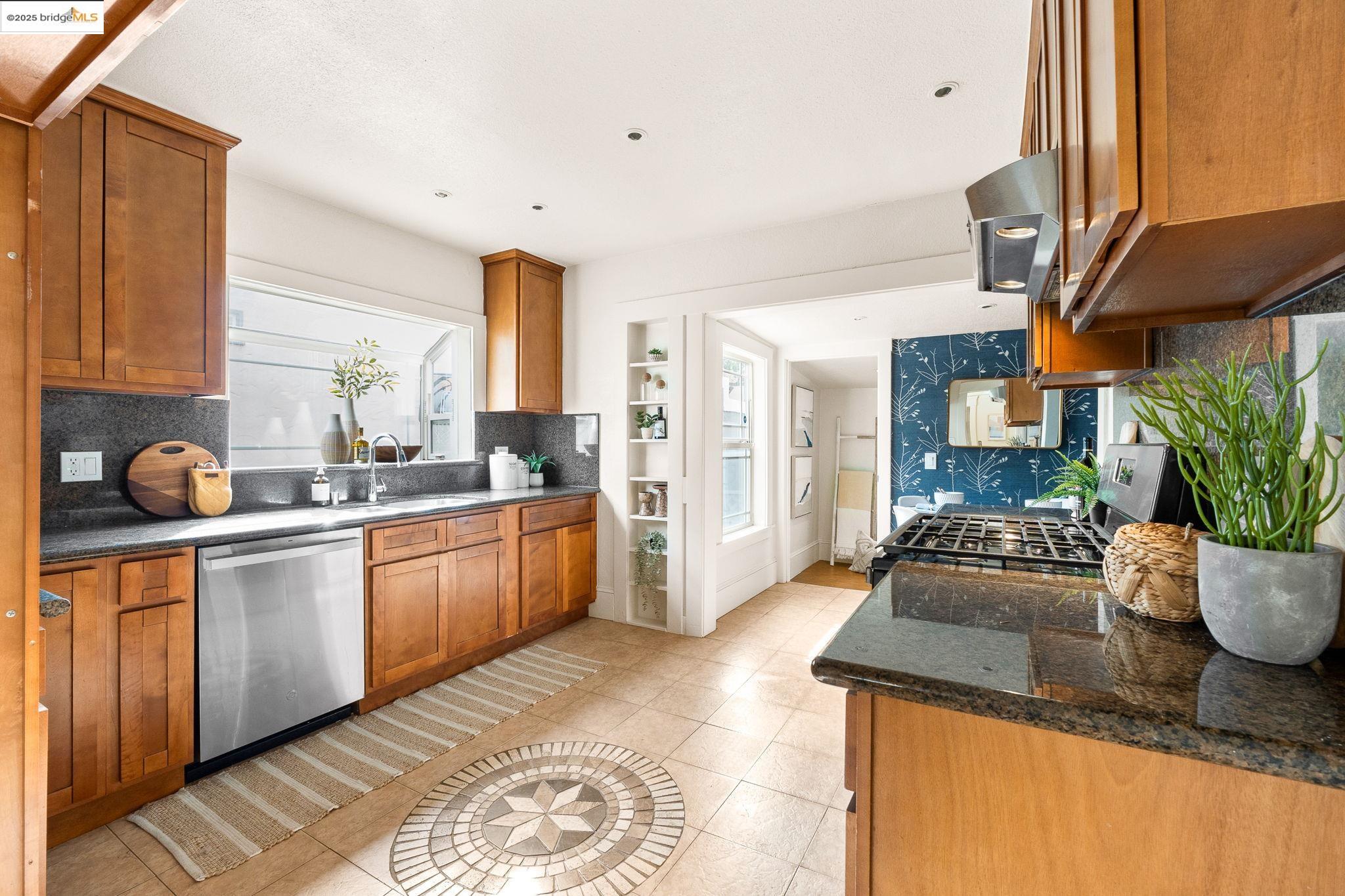 Detail Gallery Image 17 of 48 For 6021 Monadnock Way, Oakland,  CA 94605 - 3 Beds | 2 Baths