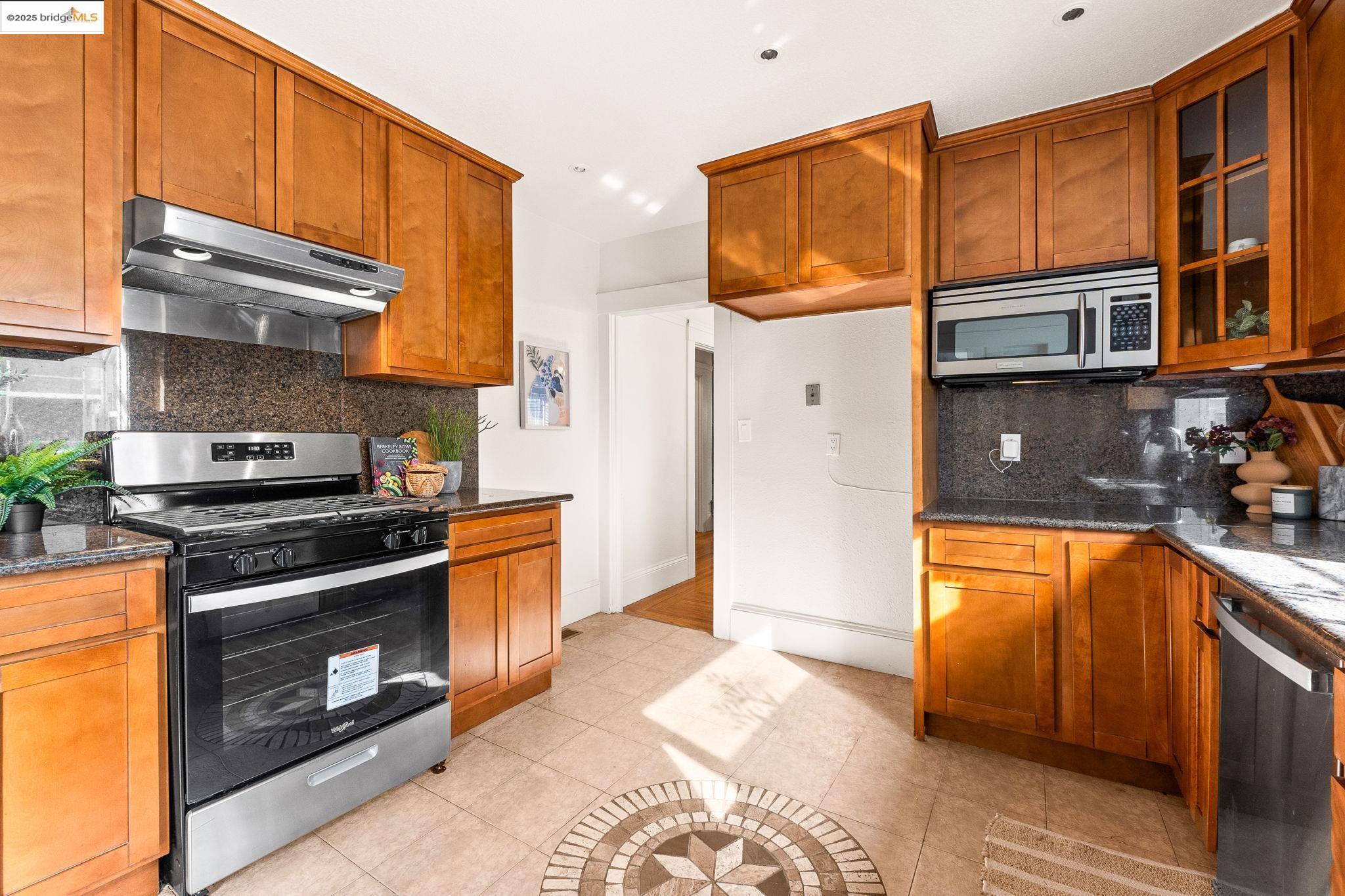 Detail Gallery Image 19 of 48 For 6021 Monadnock Way, Oakland,  CA 94605 - 3 Beds | 2 Baths