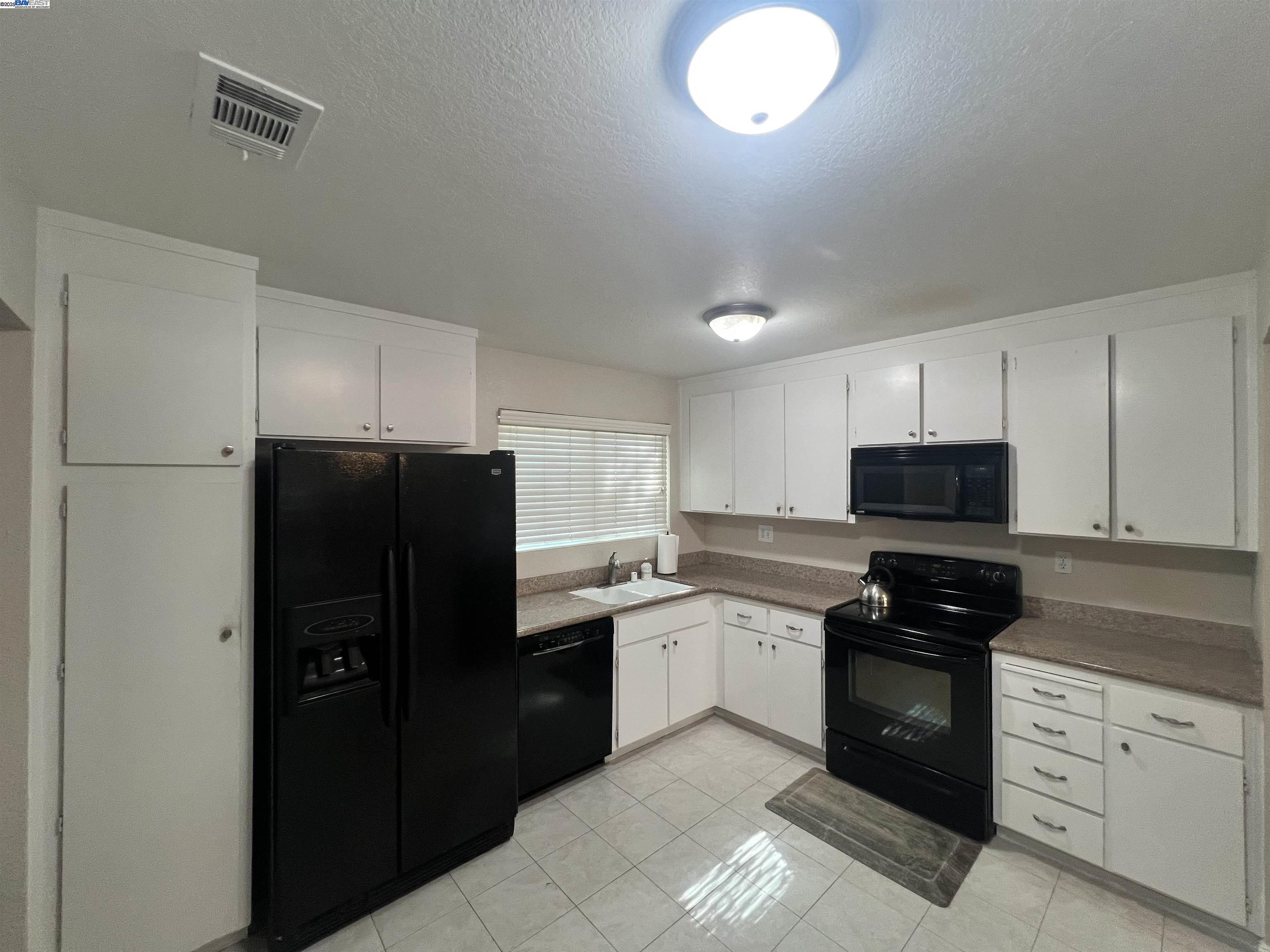 Detail Gallery Image 12 of 16 For 2418 Twinflower Court, Martinez,  CA 94553 - 3 Beds | 2/1 Baths