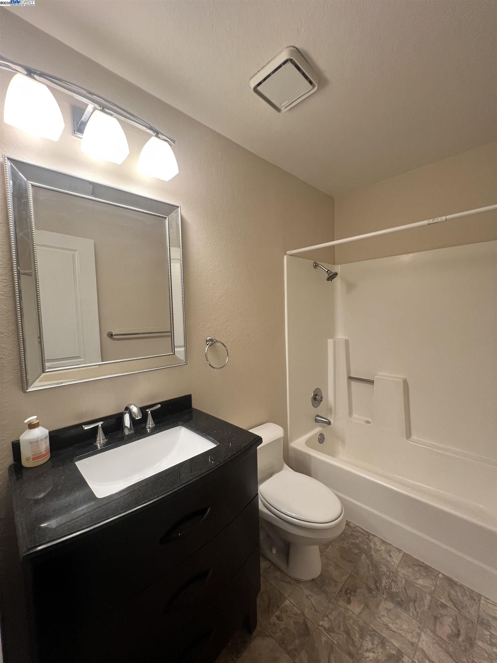 Detail Gallery Image 3 of 16 For 2418 Twinflower Court, Martinez,  CA 94553 - 3 Beds | 2/1 Baths