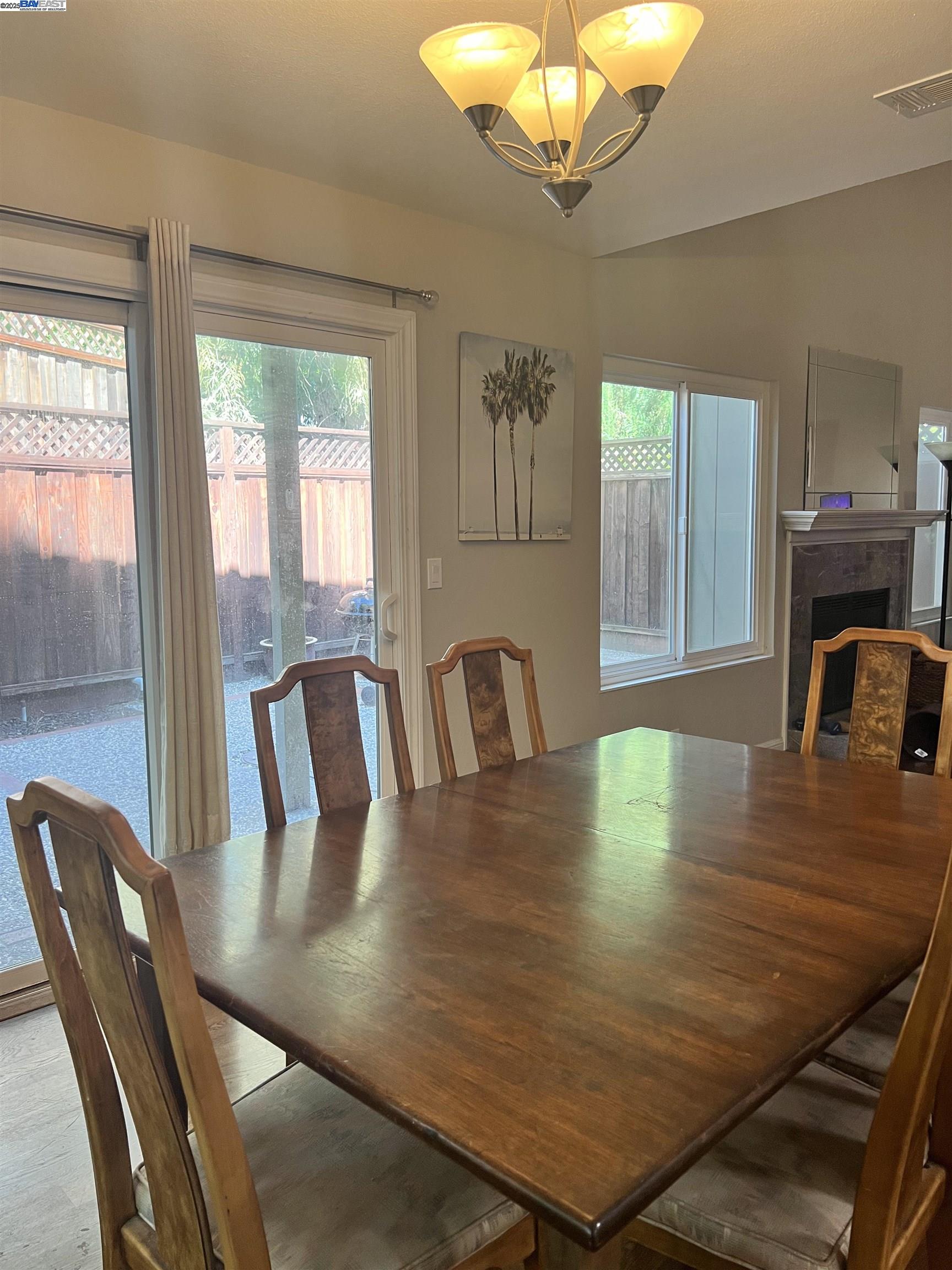 Detail Gallery Image 8 of 16 For 2418 Twinflower Court, Martinez,  CA 94553 - 3 Beds | 2/1 Baths