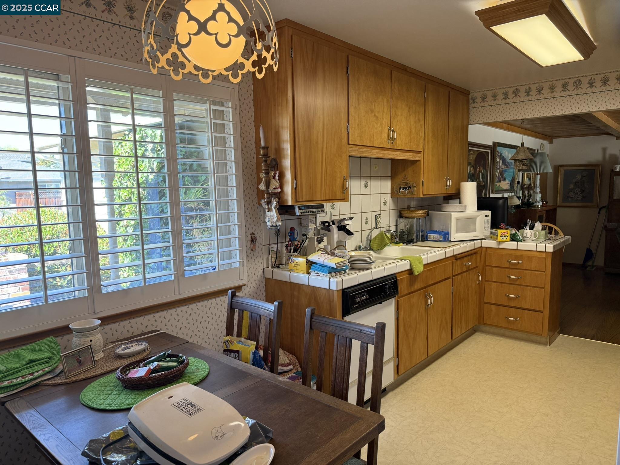 Detail Gallery Image 3 of 12 For 1596 American Beauty Dr, Concord,  CA 94521 - 3 Beds | 2 Baths