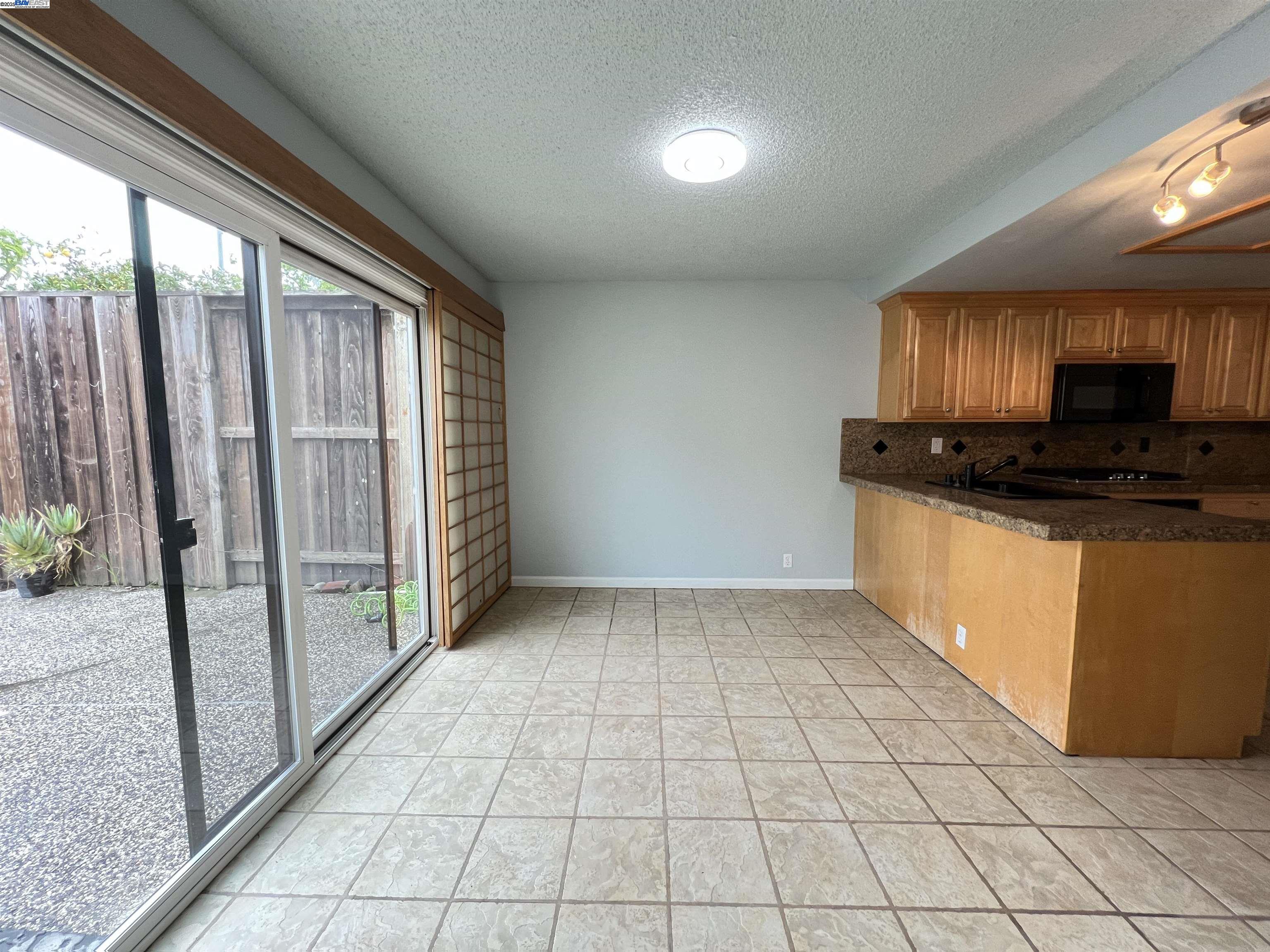 Detail Gallery Image 4 of 21 For 34930 Sea Cliff Ter, Fremont,  CA 94555 - 3 Beds | 2/1 Baths