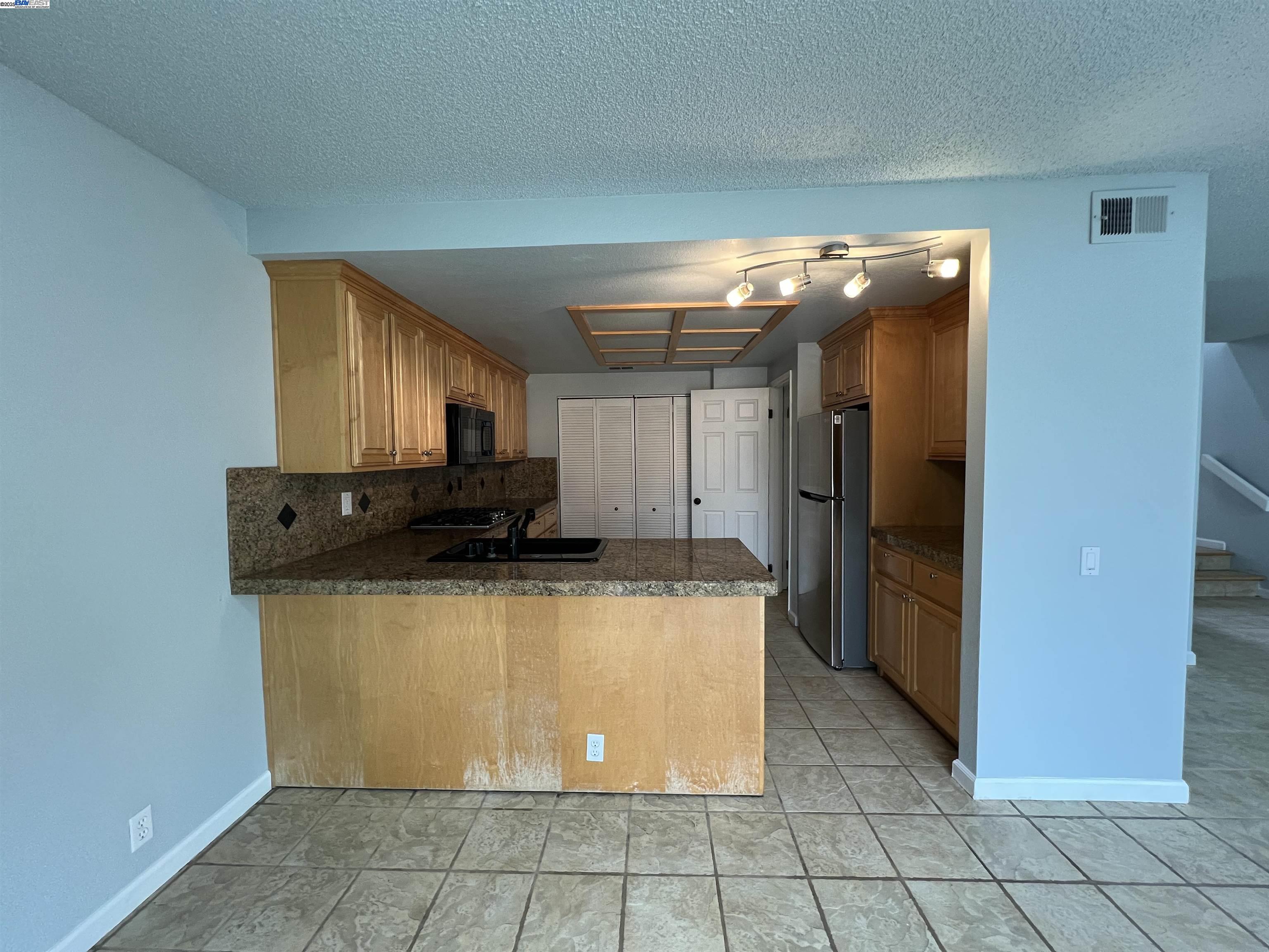Detail Gallery Image 5 of 21 For 34930 Sea Cliff Ter, Fremont,  CA 94555 - 3 Beds | 2/1 Baths