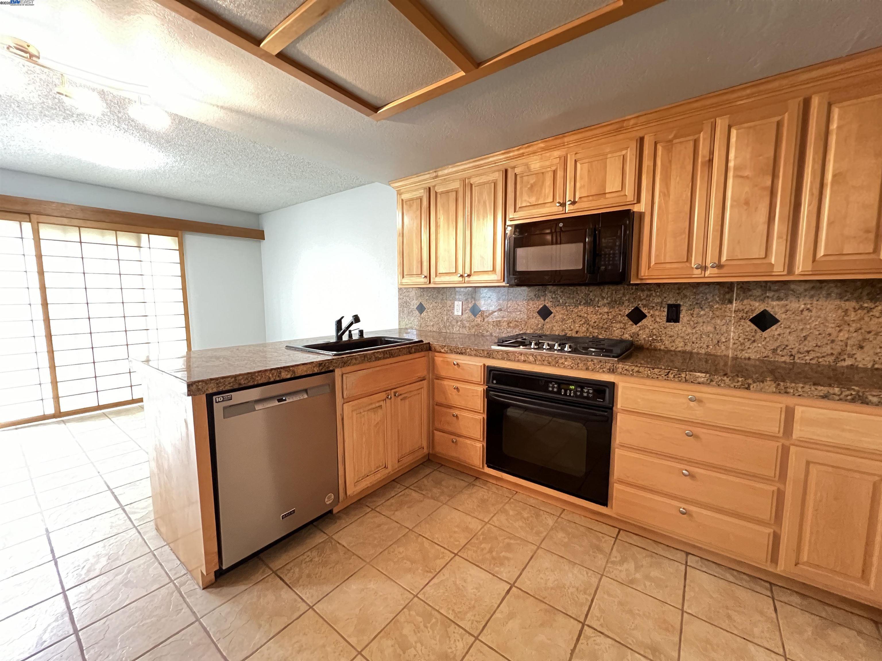 Detail Gallery Image 7 of 21 For 34930 Sea Cliff Ter, Fremont,  CA 94555 - 3 Beds | 2/1 Baths