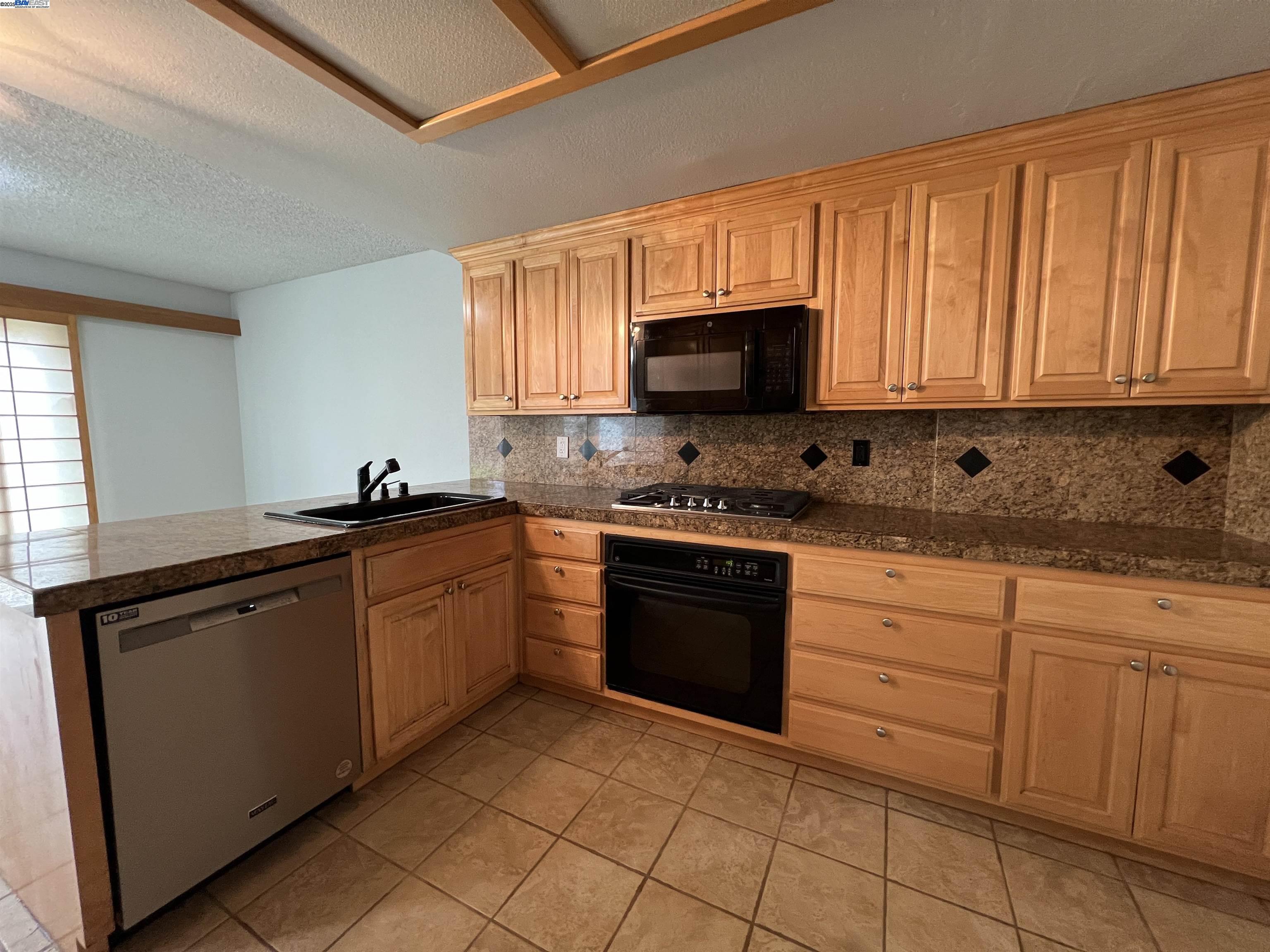 Detail Gallery Image 9 of 21 For 34930 Sea Cliff Ter, Fremont,  CA 94555 - 3 Beds | 2/1 Baths