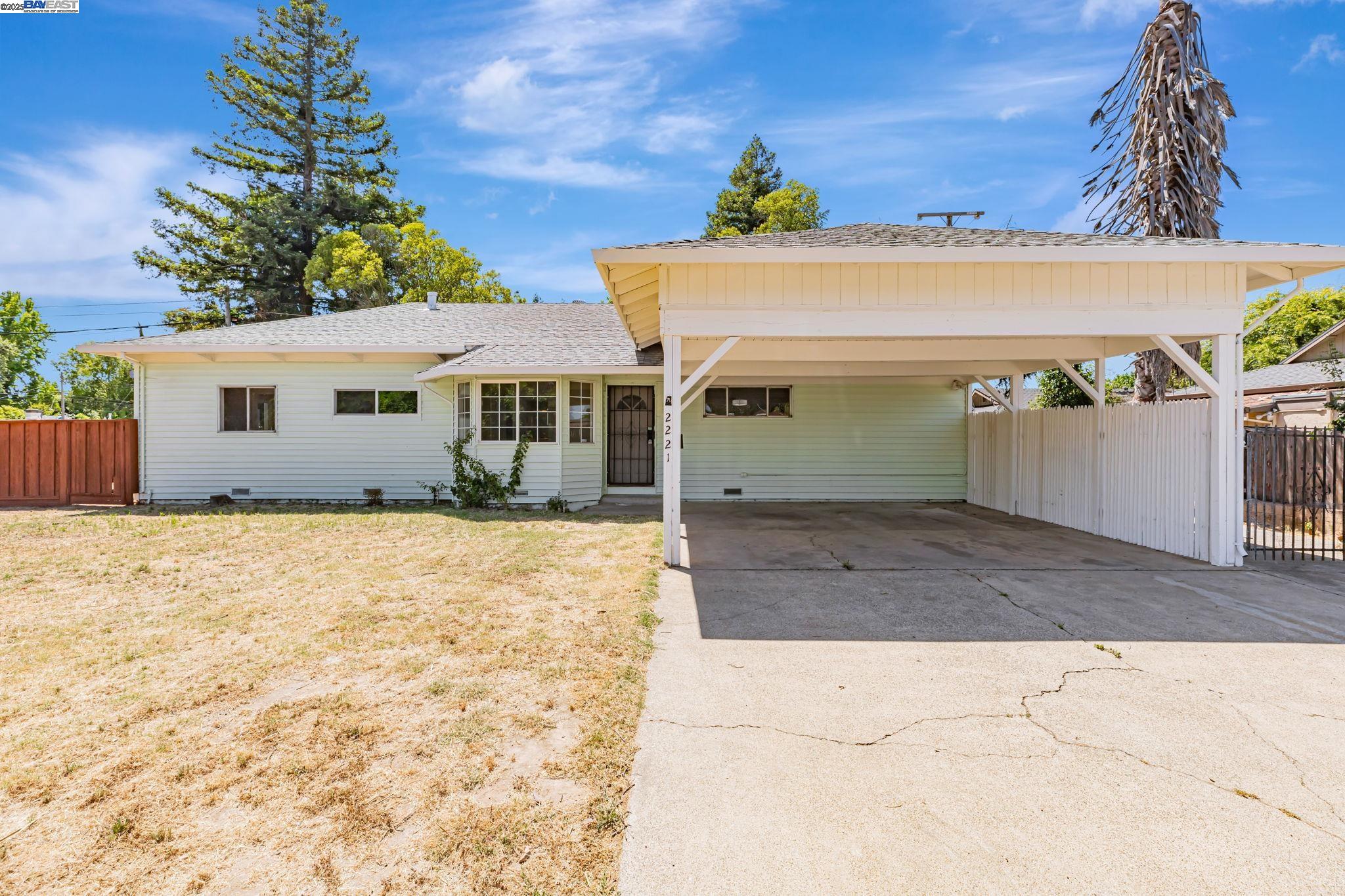 Detail Gallery Image 1 of 31 For 2221 Juanita Ln, Sacramento,  CA 95825 - 3 Beds | 2 Baths