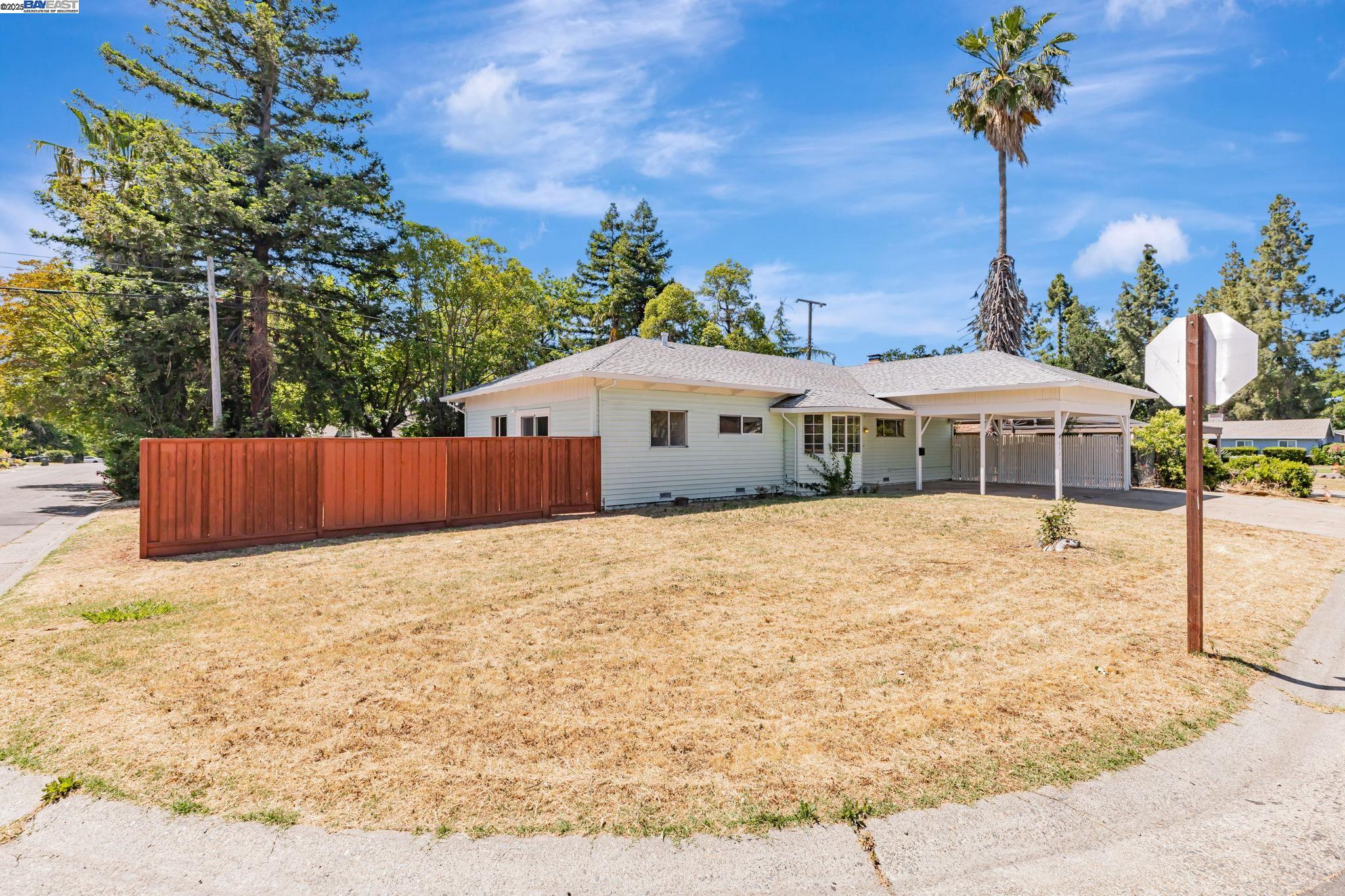 Detail Gallery Image 2 of 31 For 2221 Juanita Ln, Sacramento,  CA 95825 - 3 Beds | 2 Baths