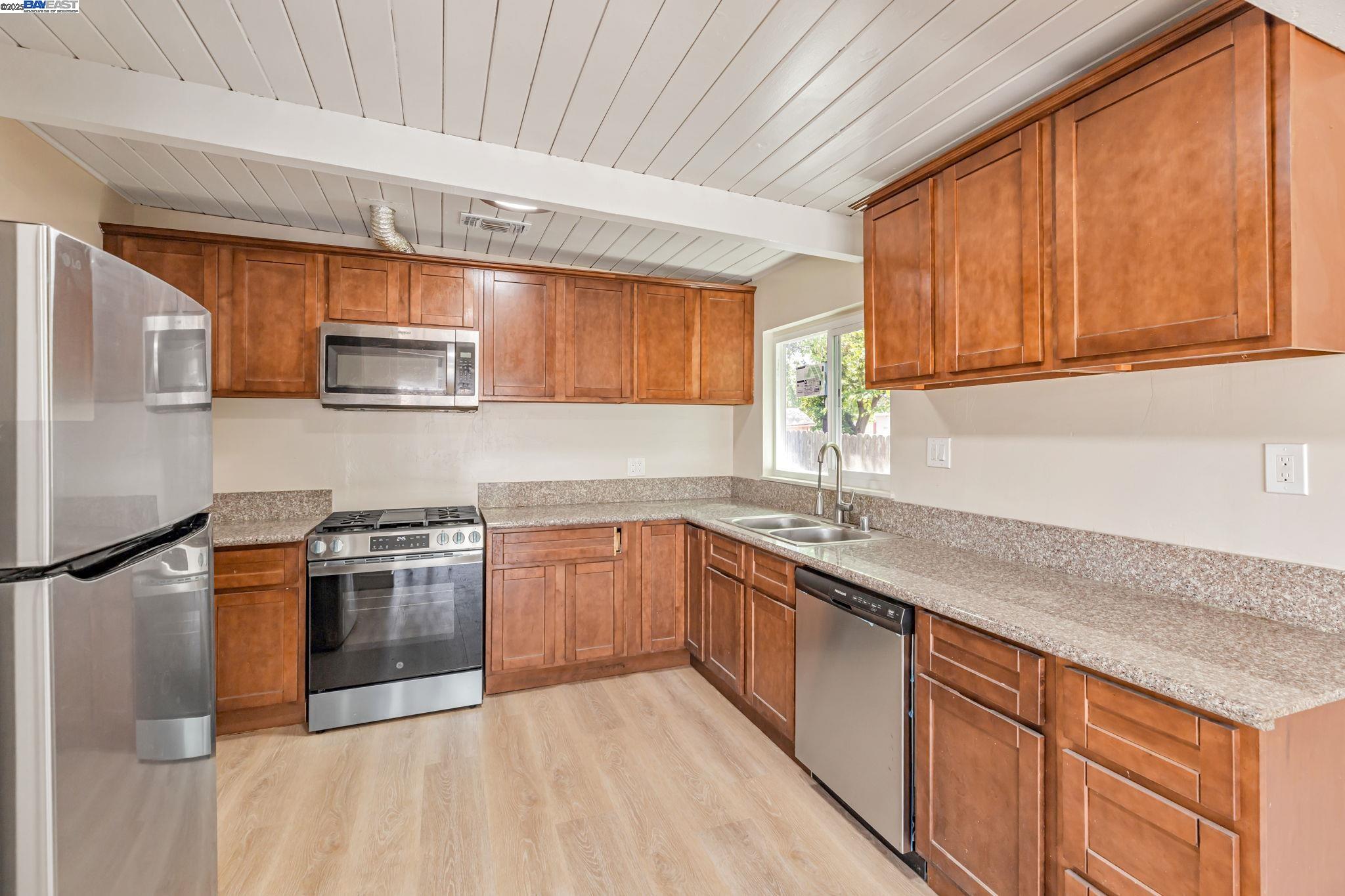 Detail Gallery Image 4 of 31 For 2221 Juanita Ln, Sacramento,  CA 95825 - 3 Beds | 2 Baths