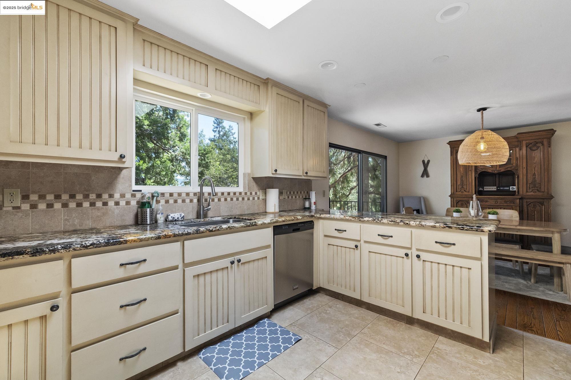 Detail Gallery Image 4 of 54 For 24725 Prospector Dr., Mi Wuk Village,  CA 95346 - 4 Beds | 3 Baths