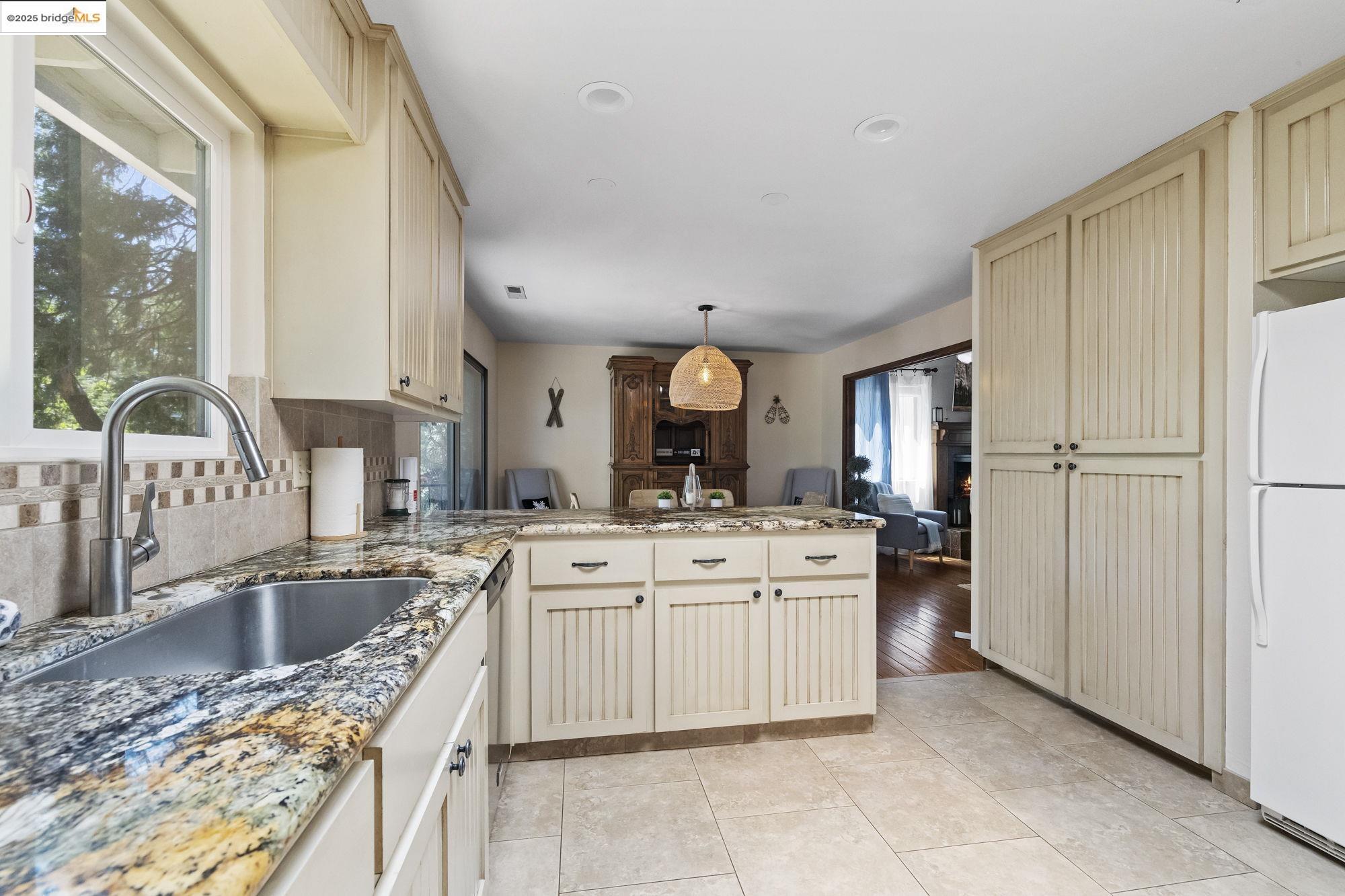 Detail Gallery Image 6 of 54 For 24725 Prospector Dr., Mi Wuk Village,  CA 95346 - 4 Beds | 3 Baths