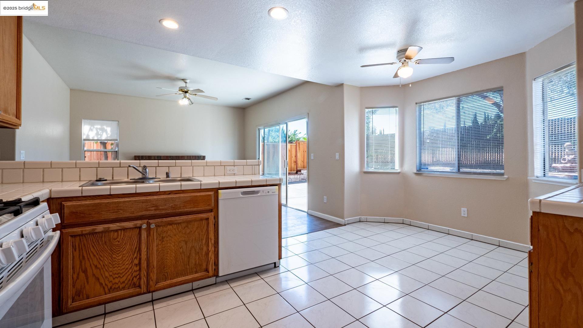 Detail Gallery Image 11 of 37 For 632 Burwood Way, Antioch,  CA 94509 - 4 Beds | 3 Baths