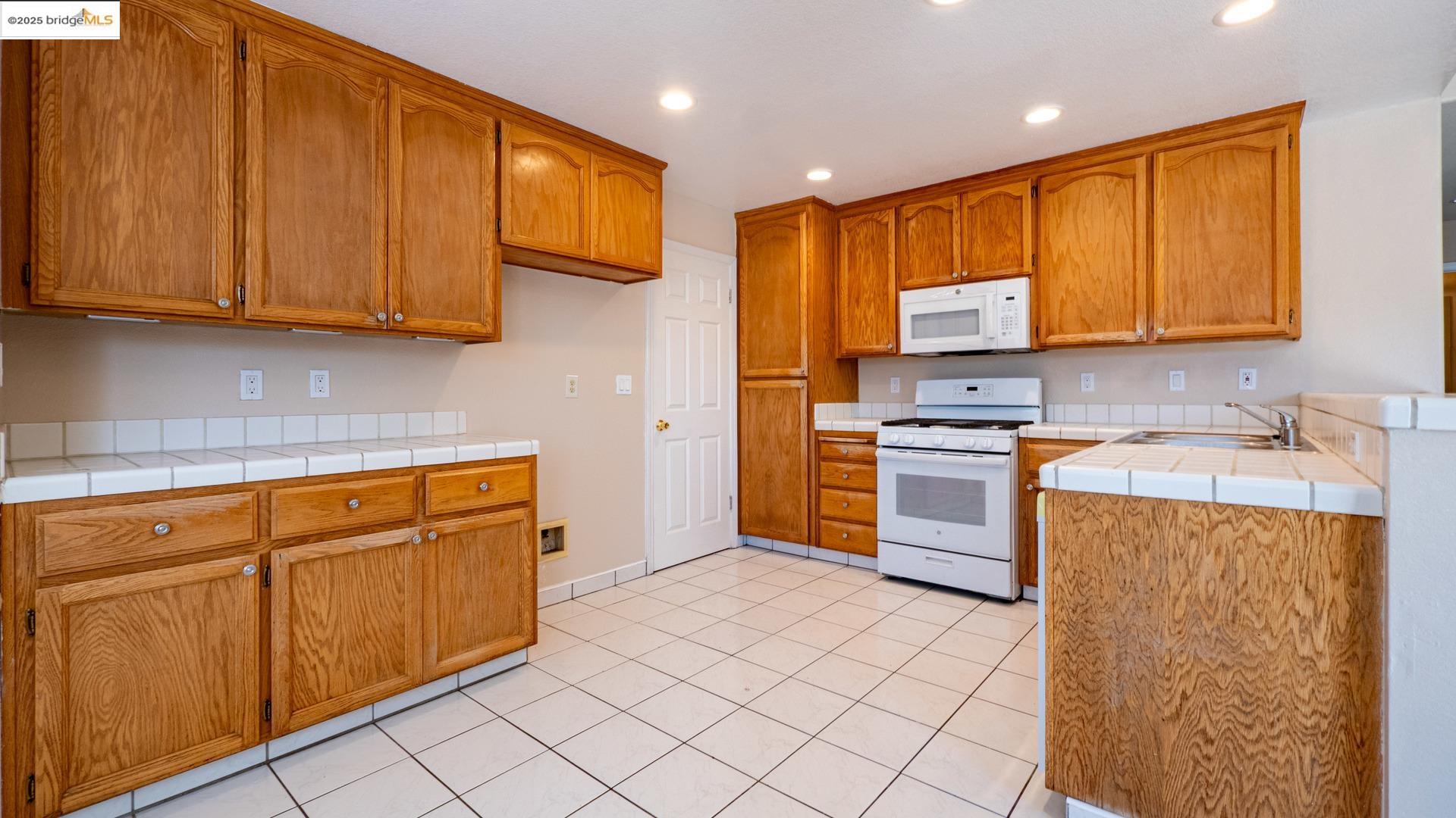 Detail Gallery Image 12 of 37 For 632 Burwood Way, Antioch,  CA 94509 - 4 Beds | 3 Baths