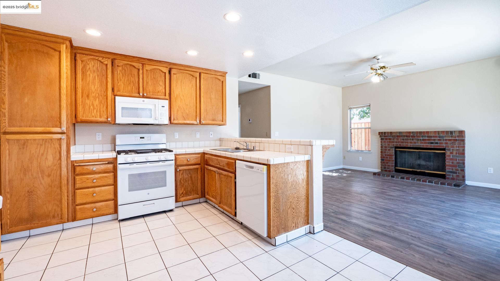 Detail Gallery Image 13 of 37 For 632 Burwood Way, Antioch,  CA 94509 - 4 Beds | 3 Baths