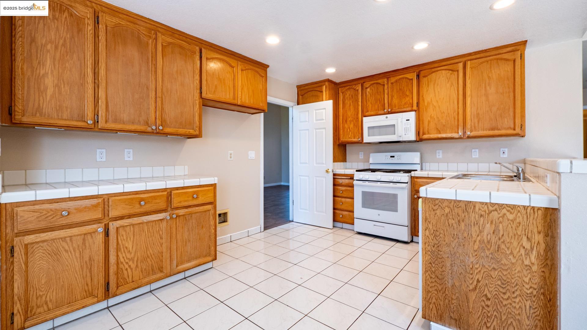 Detail Gallery Image 9 of 37 For 632 Burwood Way, Antioch,  CA 94509 - 4 Beds | 3 Baths