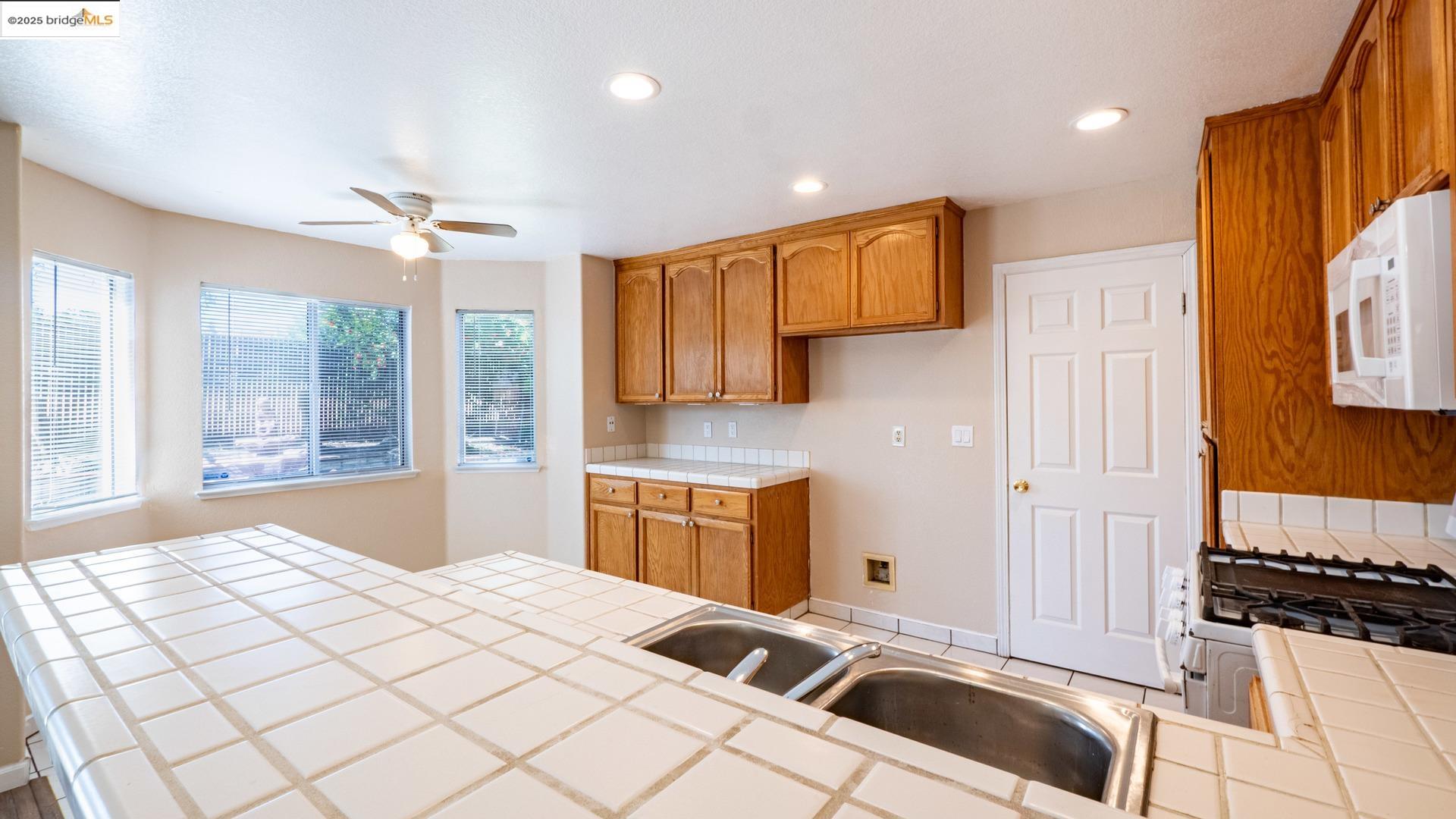 Detail Gallery Image 10 of 37 For 632 Burwood Way, Antioch,  CA 94509 - 4 Beds | 3 Baths
