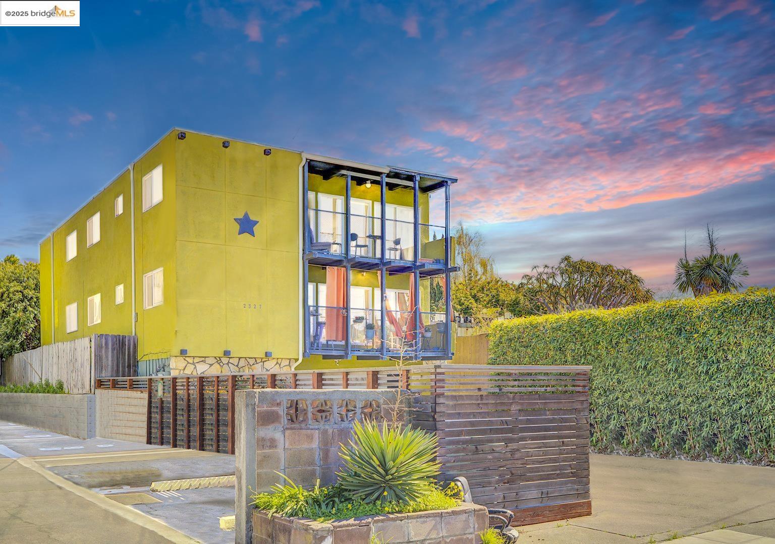 Detail Gallery Image 2 of 26 For 2327 10th St #4,  Berkeley,  CA 94710 - 2 Beds | 1 Baths