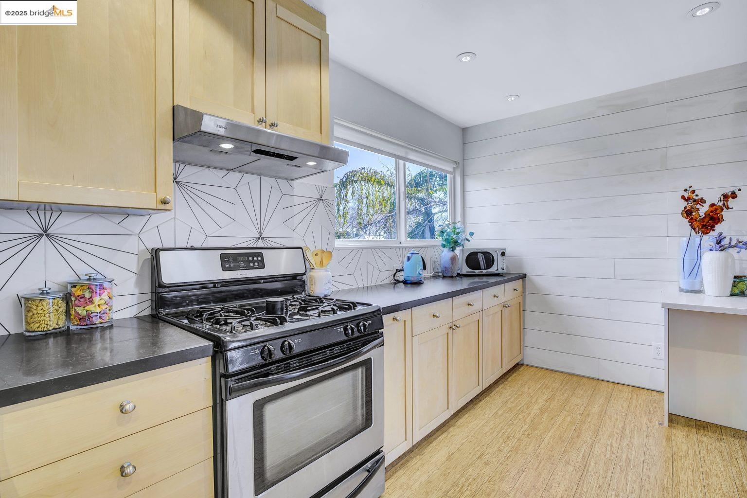 Detail Gallery Image 11 of 26 For 2327 10th St #4,  Berkeley,  CA 94710 - 2 Beds | 1 Baths