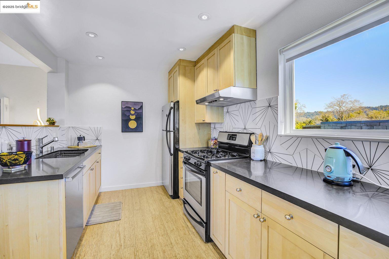 Detail Gallery Image 12 of 26 For 2327 10th St #4,  Berkeley,  CA 94710 - 2 Beds | 1 Baths