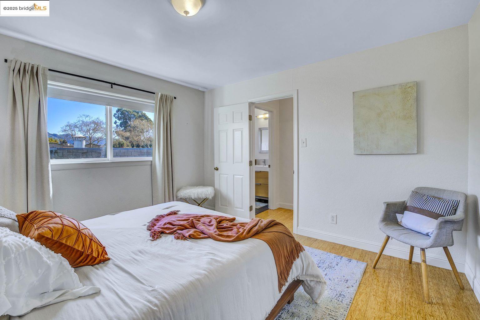 Detail Gallery Image 18 of 26 For 2327 10th St #4,  Berkeley,  CA 94710 - 2 Beds | 1 Baths